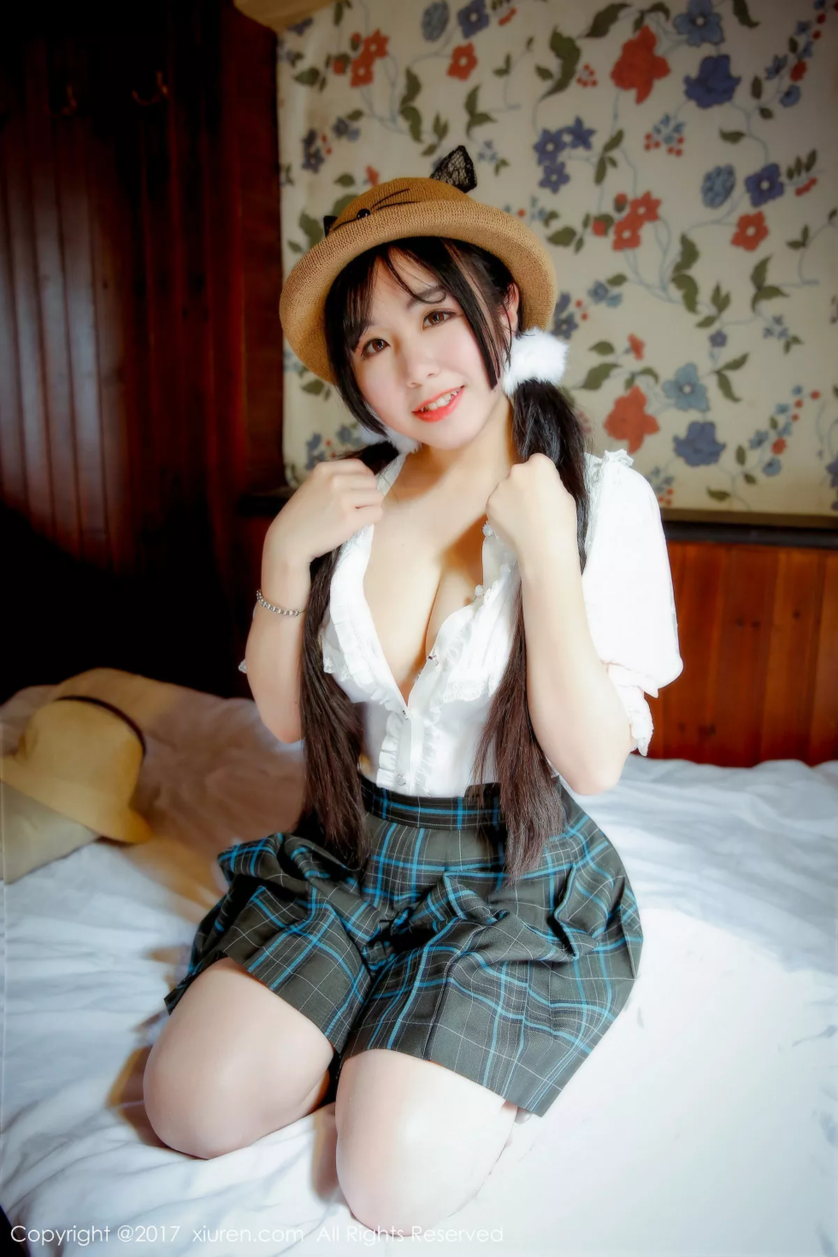 秀人集.com_[XiuRen秀人网]No.742_嫩模V菜居家私房全裸上身秀雪嫩豪乳娇羞迷人写真50P