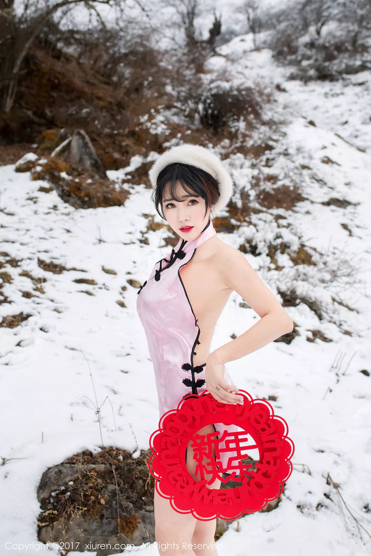 秀人集.com_[XiuRen秀人网]No.686_嫩模兜豆靓Youlina雪地里粉红旗袍秀美乳翘臀新年福利诱惑写真50P