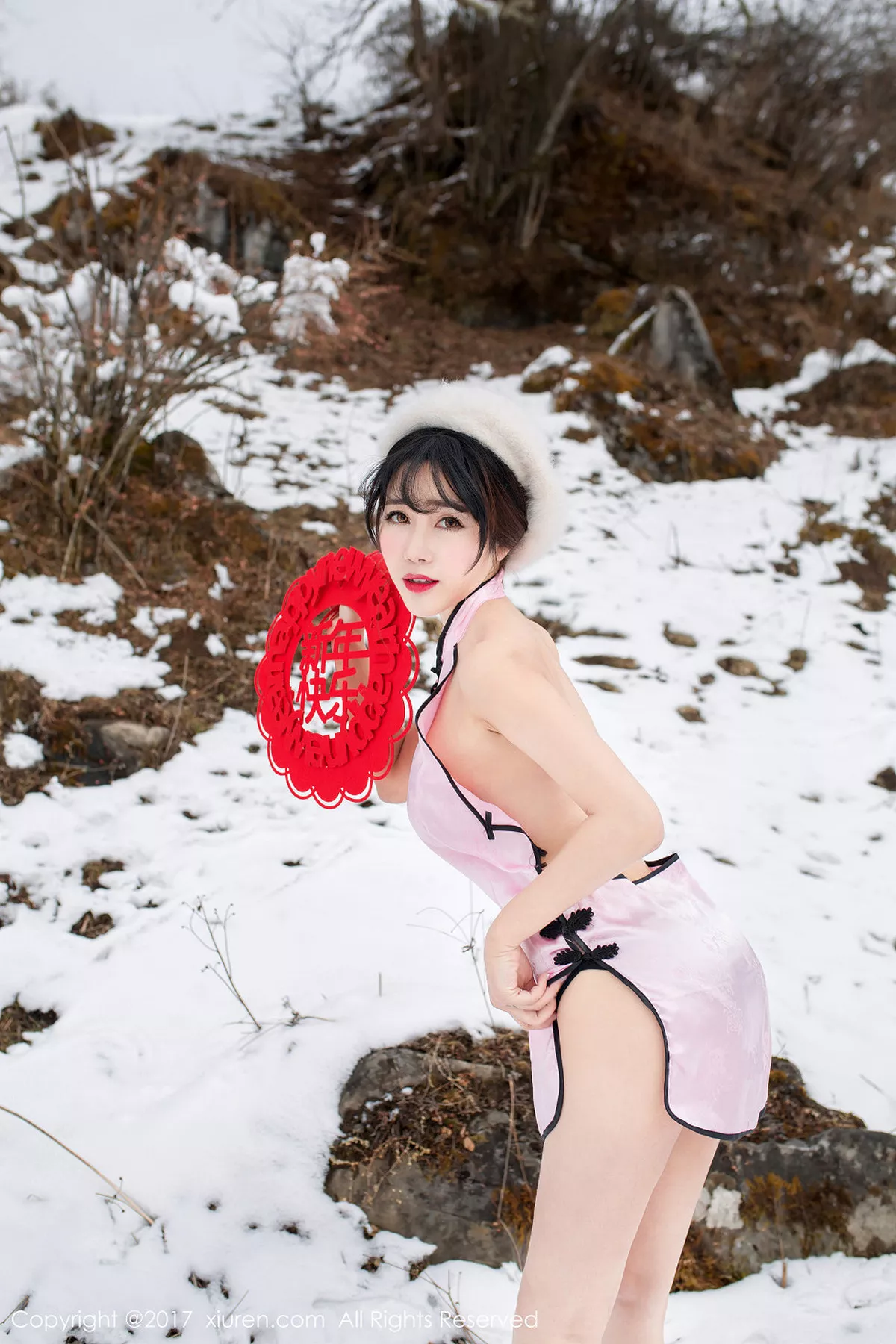 秀人集.com_[XiuRen秀人网]No.686_嫩模兜豆靓Youlina雪地里粉红旗袍秀美乳翘臀新年福利诱惑写真50P