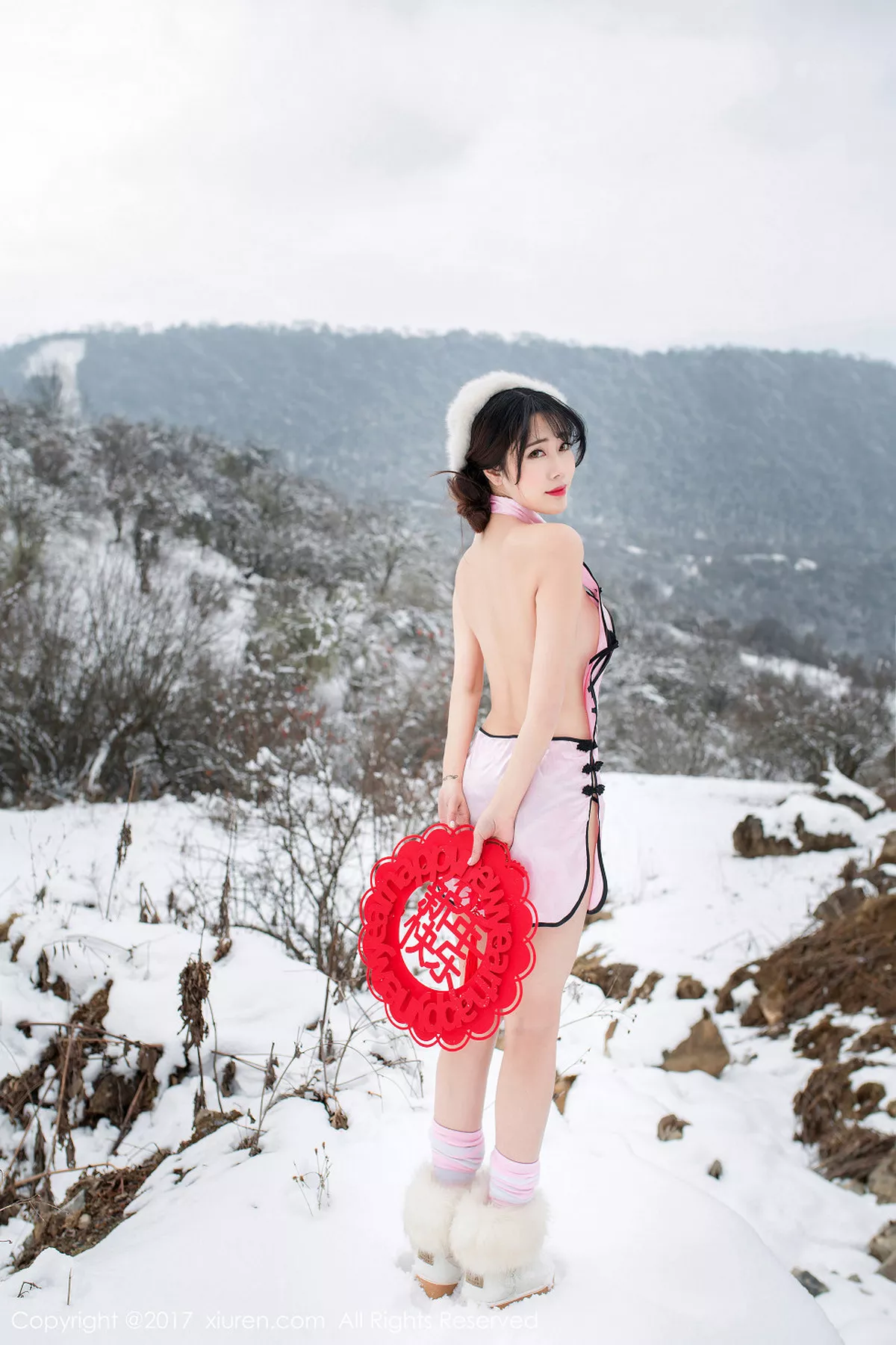 秀人集.com_[XiuRen秀人网]No.686_嫩模兜豆靓Youlina雪地里粉红旗袍秀美乳翘臀新年福利诱惑写真50P