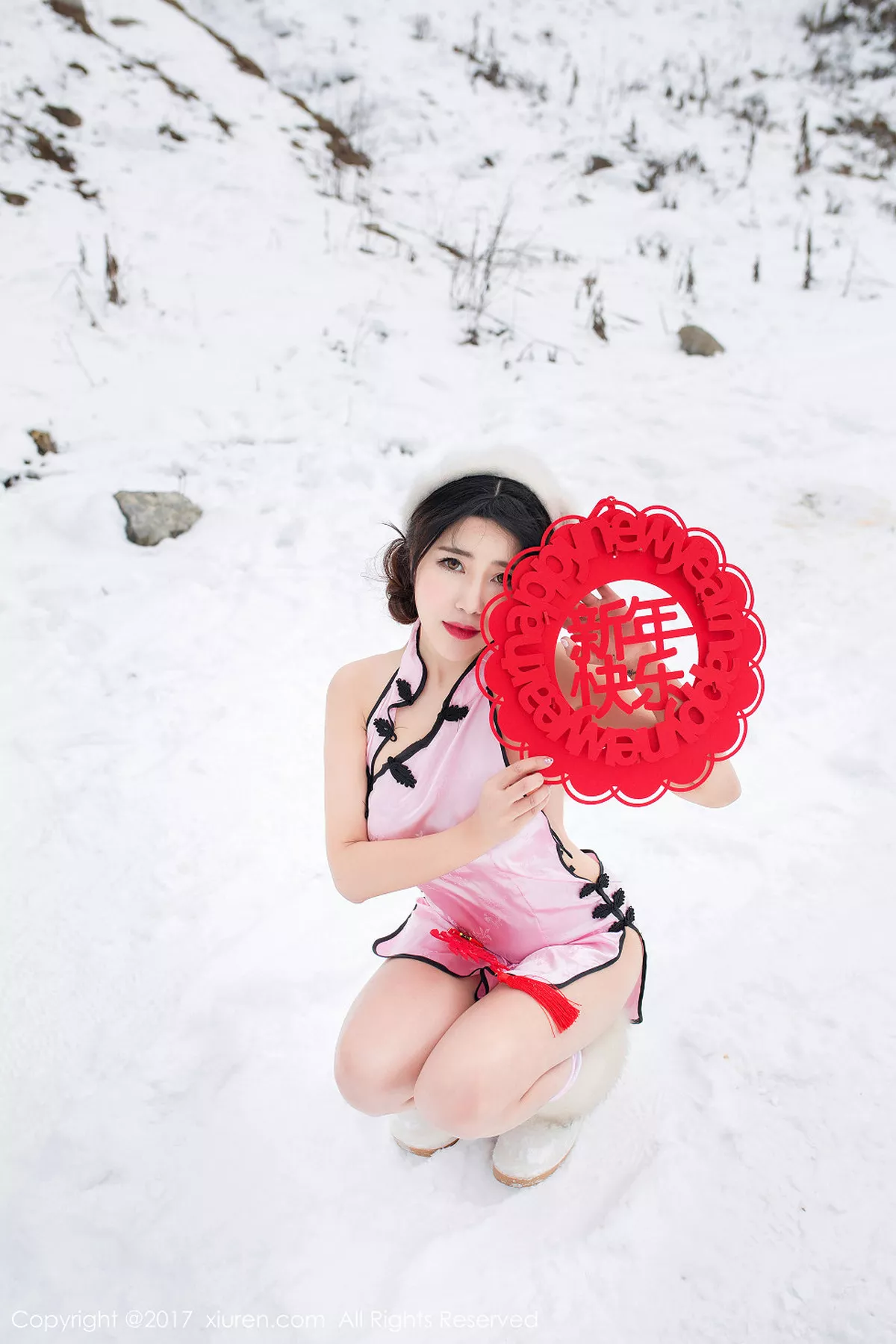 秀人集.com_[XiuRen秀人网]No.686_嫩模兜豆靓Youlina雪地里粉红旗袍秀美乳翘臀新年福利诱惑写真50P