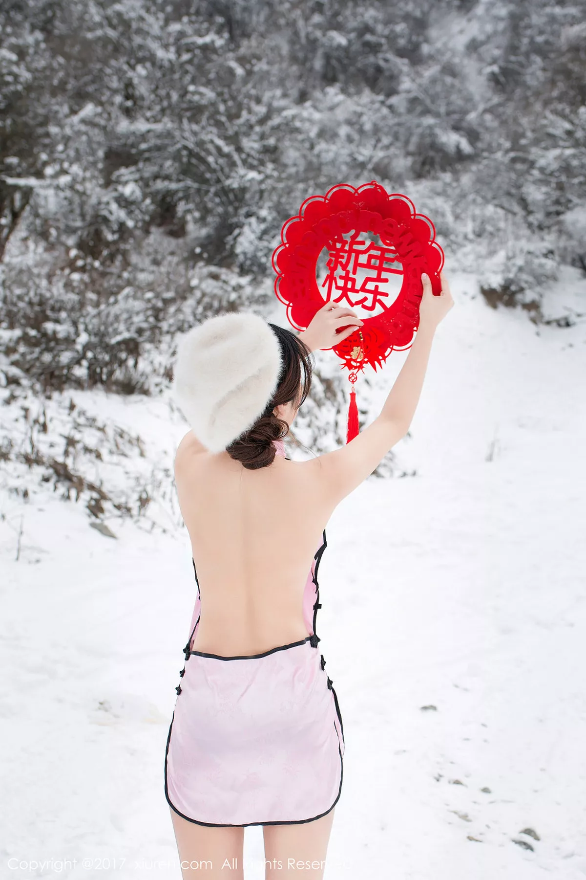 秀人集.com_[XiuRen秀人网]No.686_嫩模兜豆靓Youlina雪地里粉红旗袍秀美乳翘臀新年福利诱惑写真50P