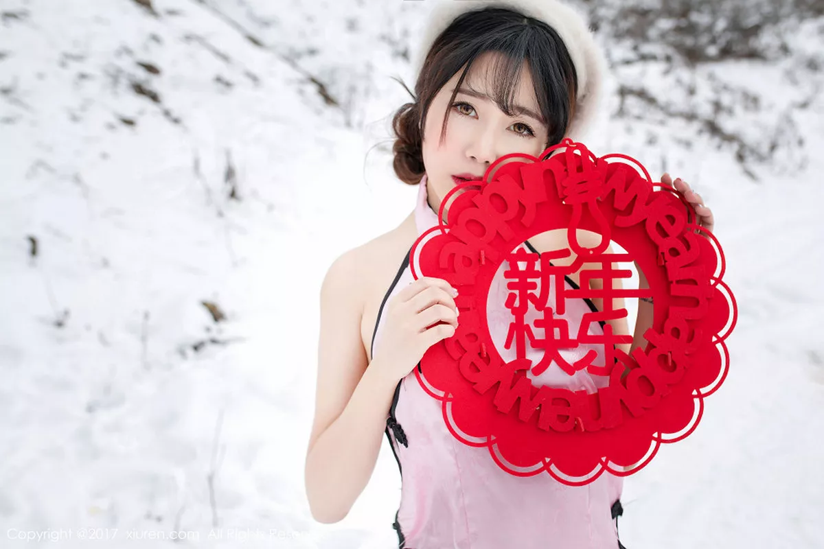 秀人集.com_[XiuRen秀人网]No.686_嫩模兜豆靓Youlina雪地里粉红旗袍秀美乳翘臀新年福利诱惑写真50P