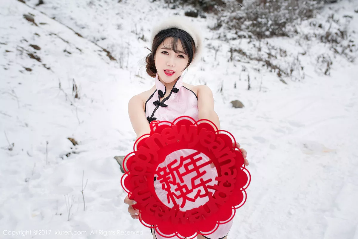 秀人集.com_[XiuRen秀人网]No.686_嫩模兜豆靓Youlina雪地里粉红旗袍秀美乳翘臀新年福利诱惑写真50P