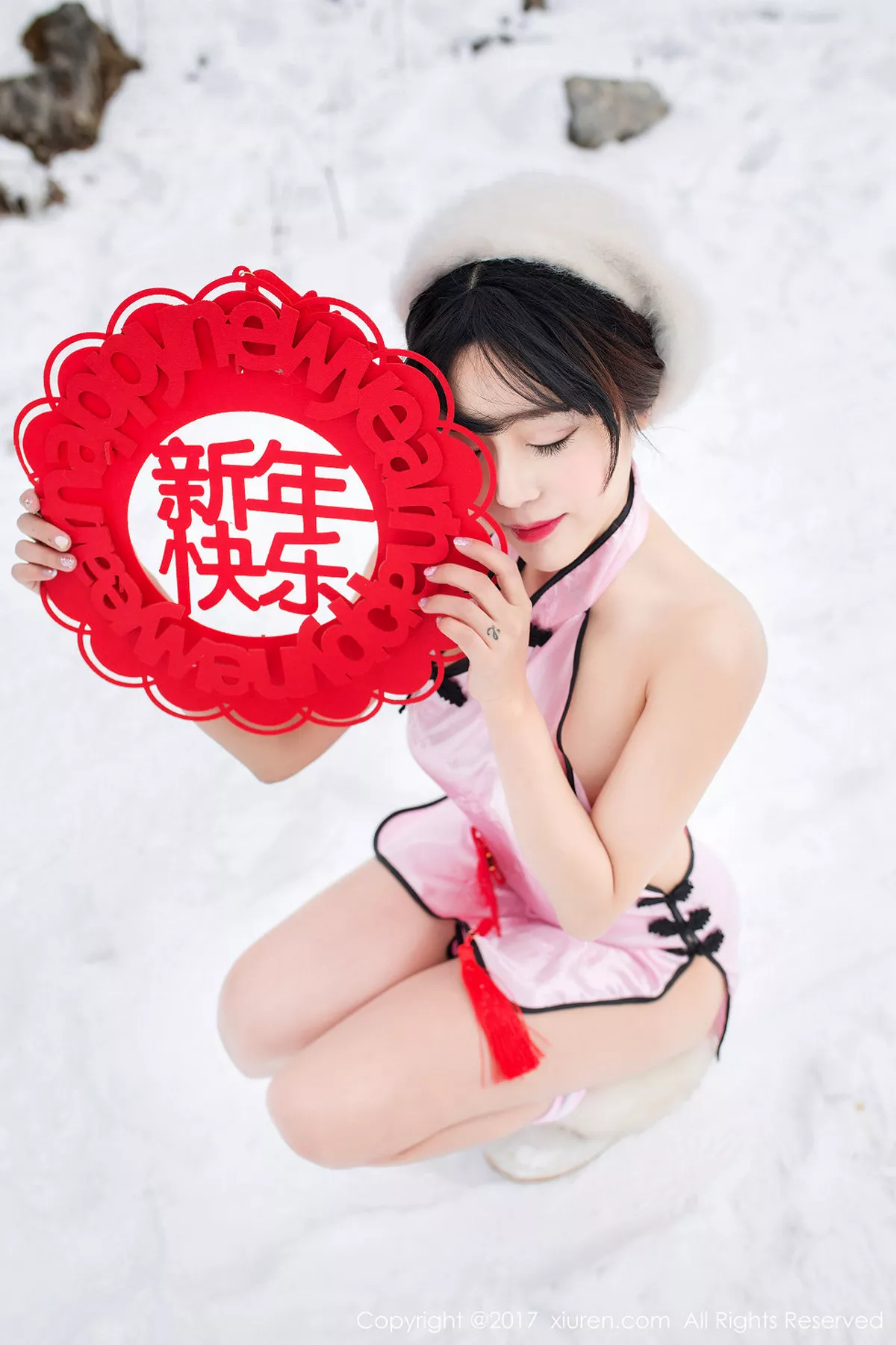 秀人集.com_[XiuRen秀人网]No.686_嫩模兜豆靓Youlina雪地里粉红旗袍秀美乳翘臀新年福利诱惑写真50P