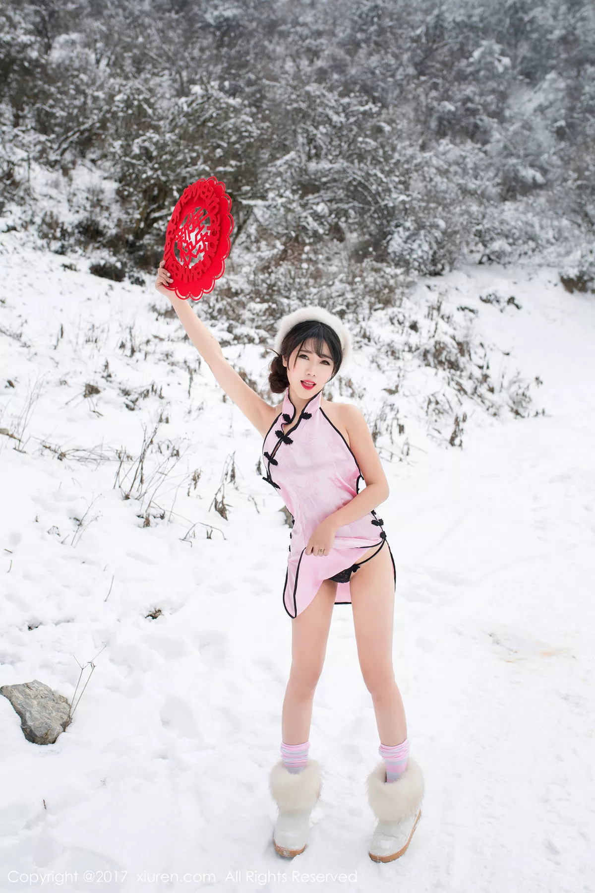 秀人集.com_[XiuRen秀人网]No.686_嫩模兜豆靓Youlina雪地里粉红旗袍秀美乳翘臀新年福利诱惑写真50P
