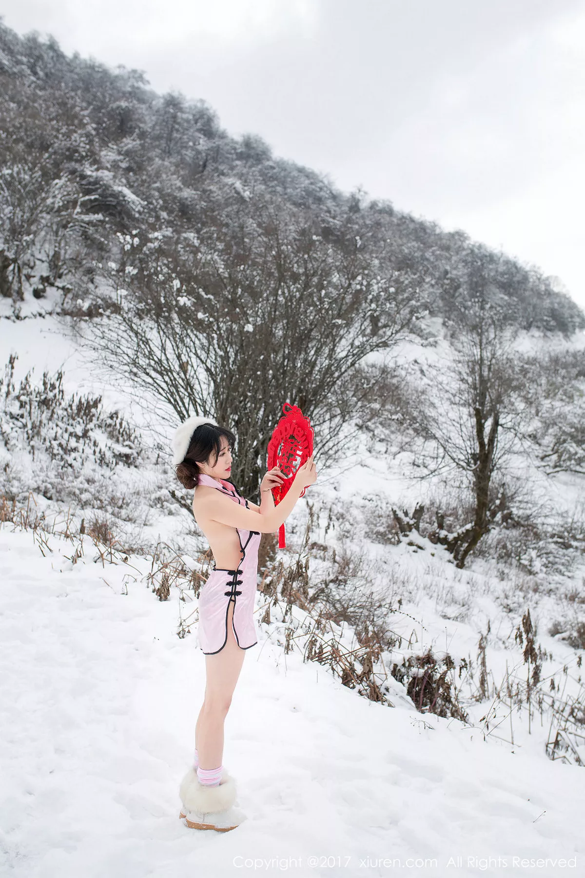 秀人集.com_[XiuRen秀人网]No.686_嫩模兜豆靓Youlina雪地里粉红旗袍秀美乳翘臀新年福利诱惑写真50P