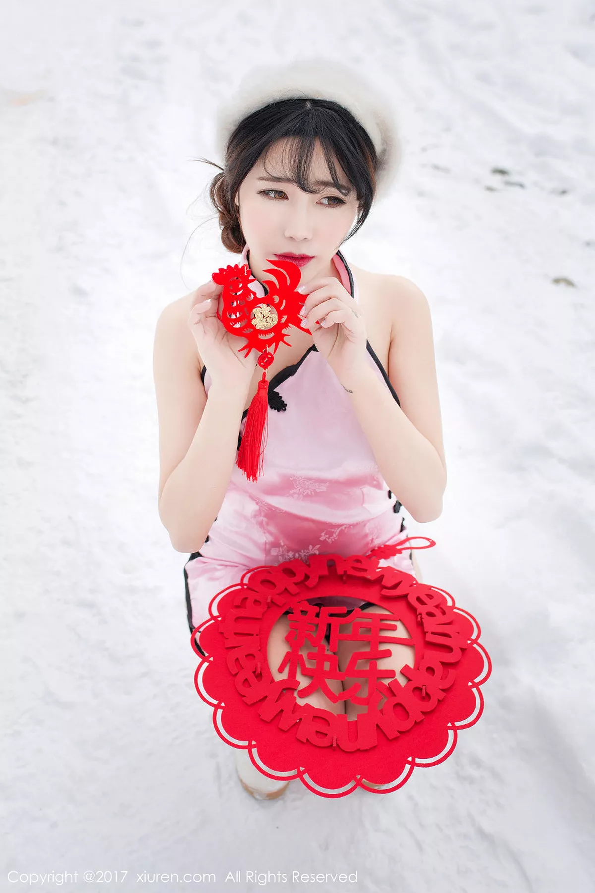秀人集.com_[XiuRen秀人网]No.686_嫩模兜豆靓Youlina雪地里粉红旗袍秀美乳翘臀新年福利诱惑写真50P
