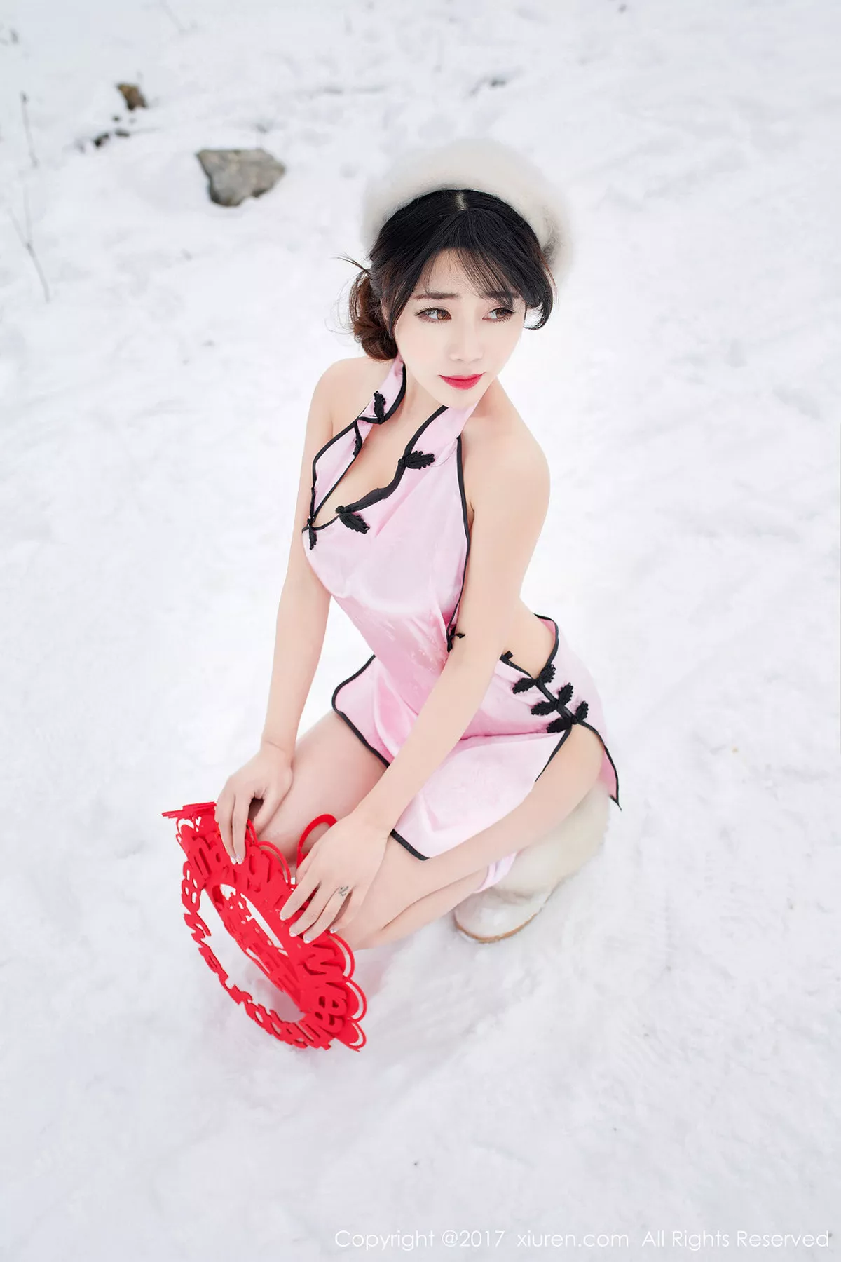 秀人集.com_[XiuRen秀人网]No.686_嫩模兜豆靓Youlina雪地里粉红旗袍秀美乳翘臀新年福利诱惑写真50P