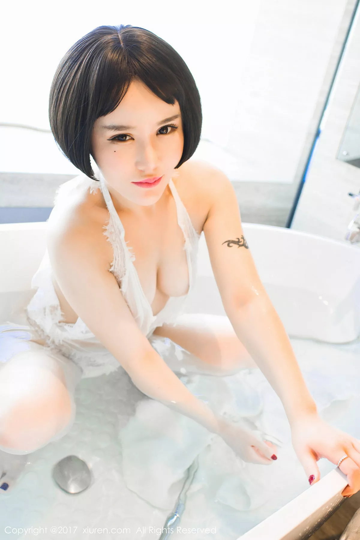 秀人集.com_[XiuRen秀人网]No.770_短发嫩模佑熙白色蕾丝边情趣内衣浴缸里湿身诱惑写真56P