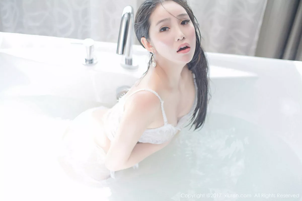 秀人集.com_[XiuRen秀人网]No.792_混血美女艾弥居家浴缸里白色蕾丝内衣透视秀美乳诱惑写真49P