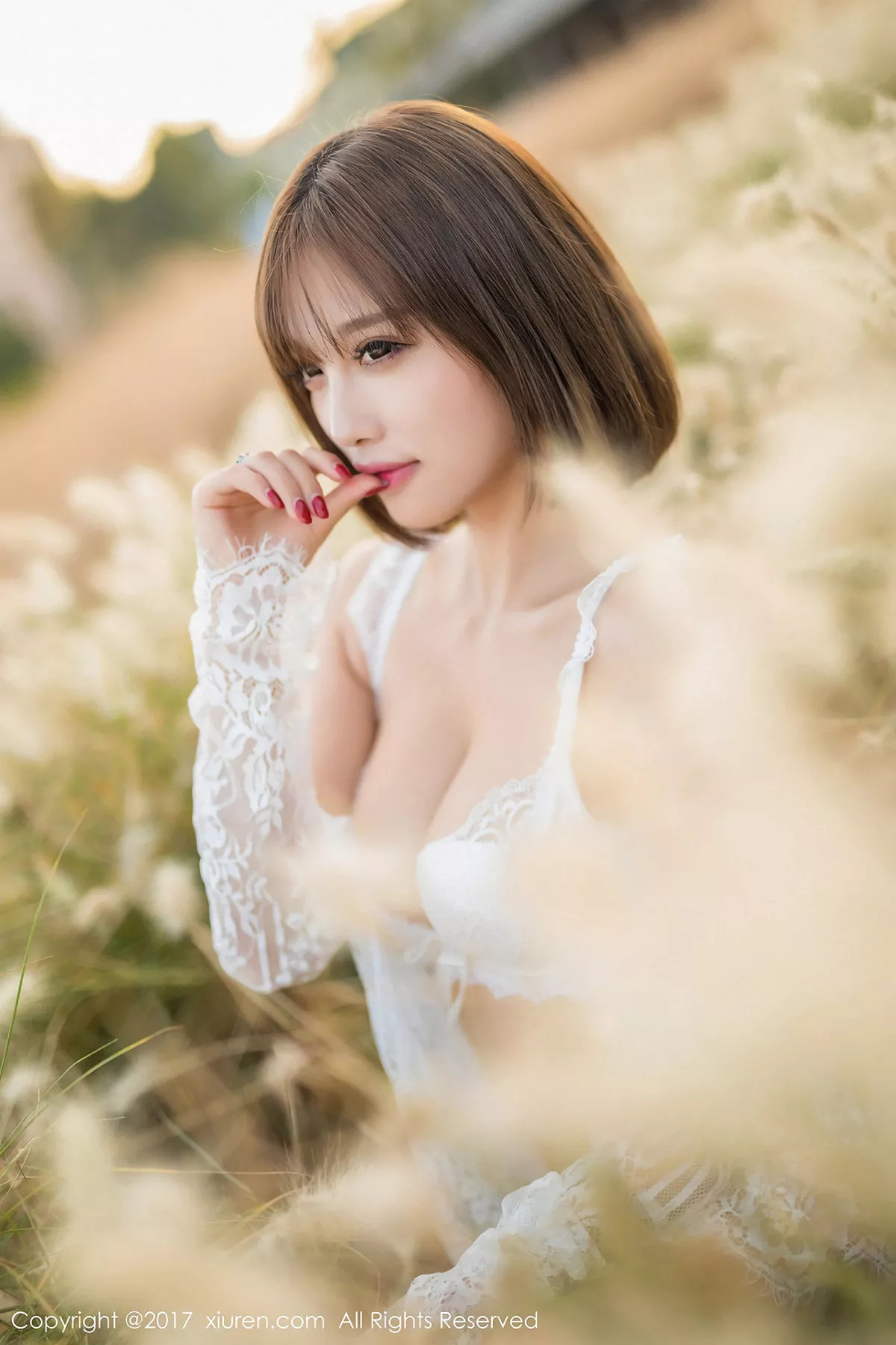 秀人集.com_[XiuRen秀人网]No.847_甜美女神杨晨晨户外花丛中白色蕾丝内衣秀完美身材性感写真50P