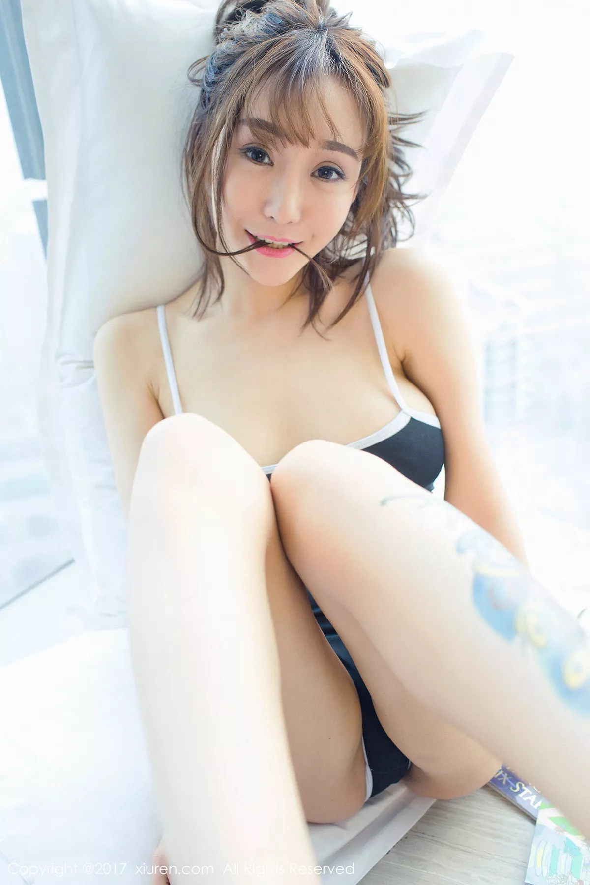 秀人集.com_[XiuRen秀人网]No.821_网红嫩模顾灿床上半脱睡袍秀美乳加日系比基尼完美诱惑写真50P