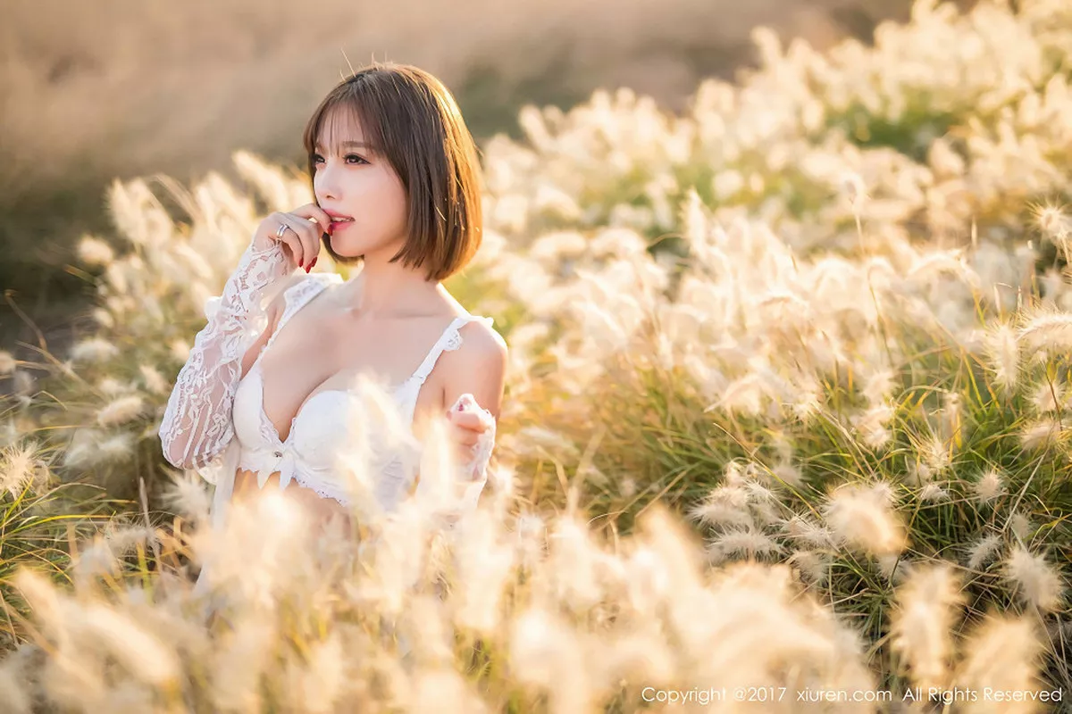 秀人集.com_[XiuRen秀人网]No.847_甜美女神杨晨晨户外花丛中白色蕾丝内衣秀完美身材性感写真50P