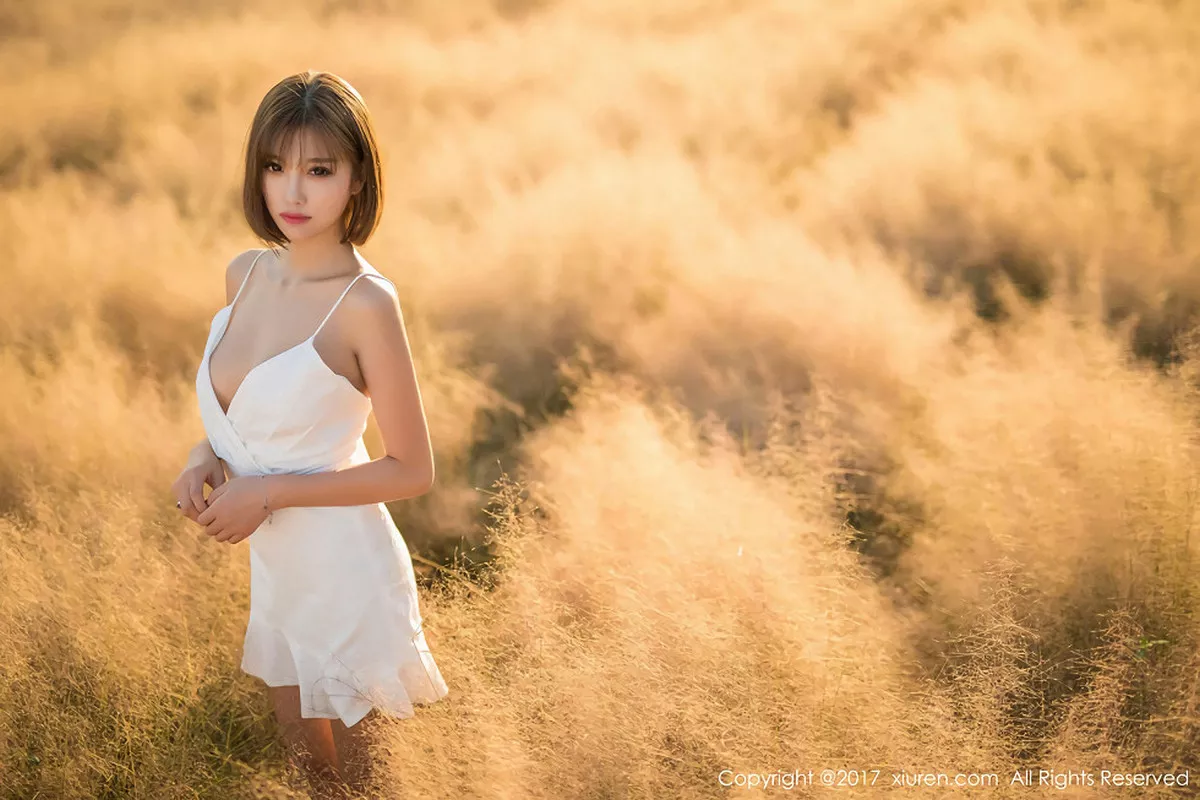 秀人集.com_[XiuRen秀人网]No.847_甜美女神杨晨晨户外花丛中白色蕾丝内衣秀完美身材性感写真50P