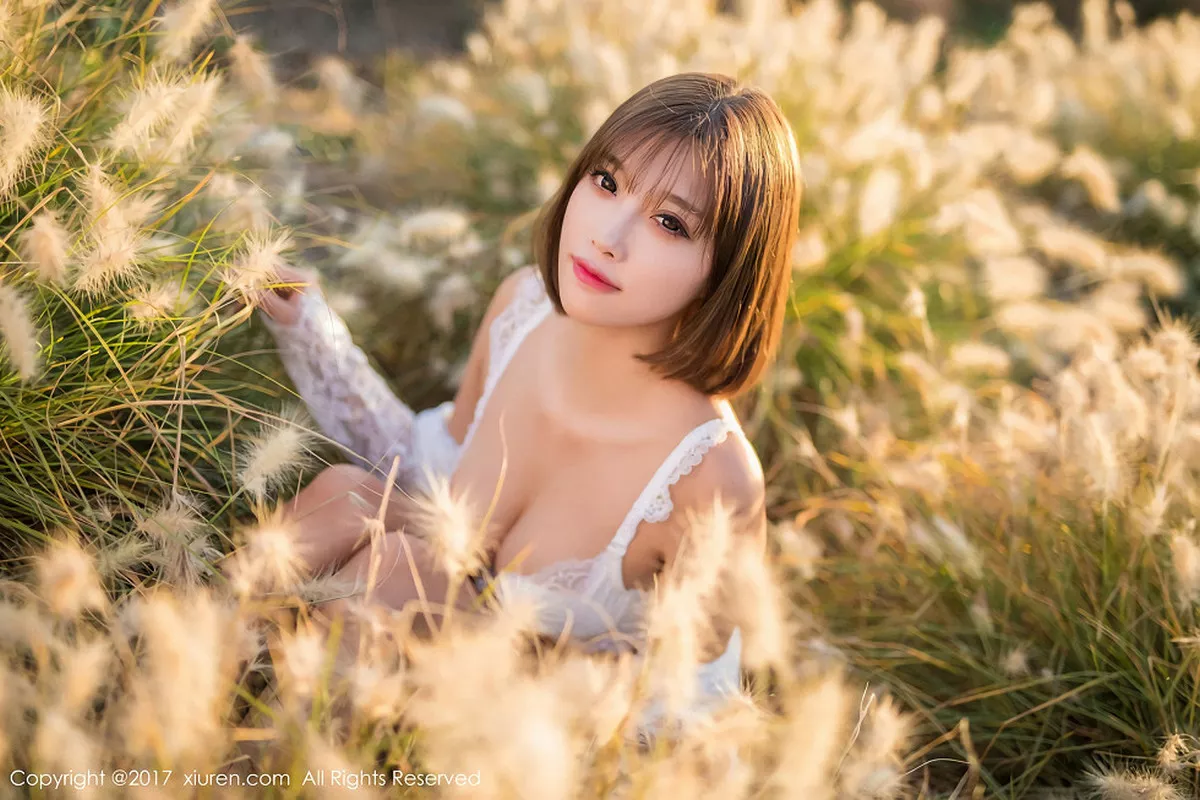 秀人集.com_[XiuRen秀人网]No.847_甜美女神杨晨晨户外花丛中白色蕾丝内衣秀完美身材性感写真50P