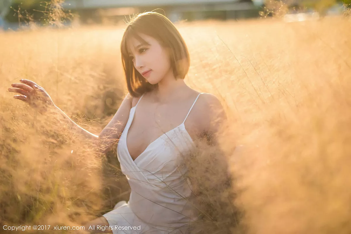 秀人集.com_[XiuRen秀人网]No.847_甜美女神杨晨晨户外花丛中白色蕾丝内衣秀完美身材性感写真50P