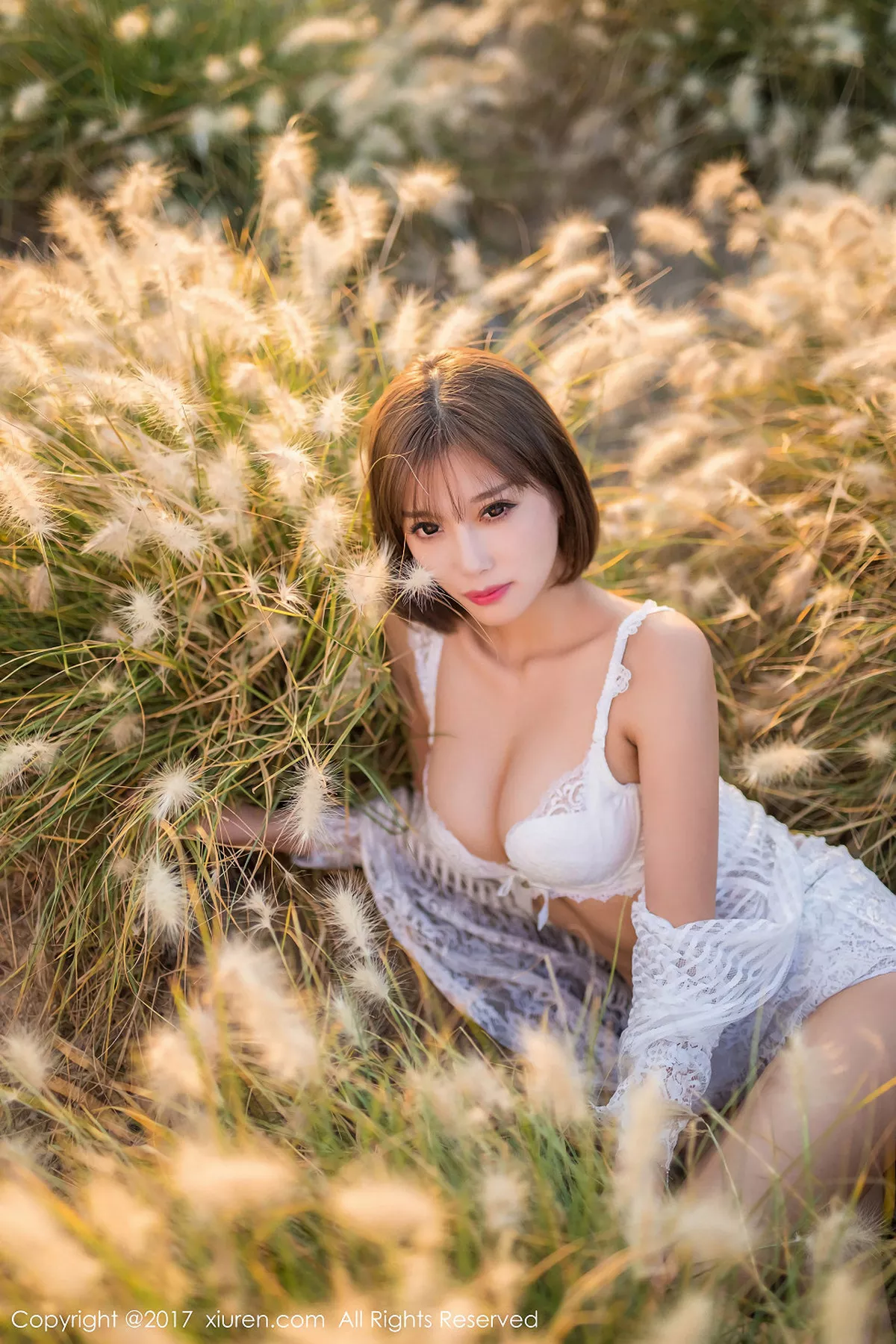 秀人集.com_[XiuRen秀人网]No.847_甜美女神杨晨晨户外花丛中白色蕾丝内衣秀完美身材性感写真50P