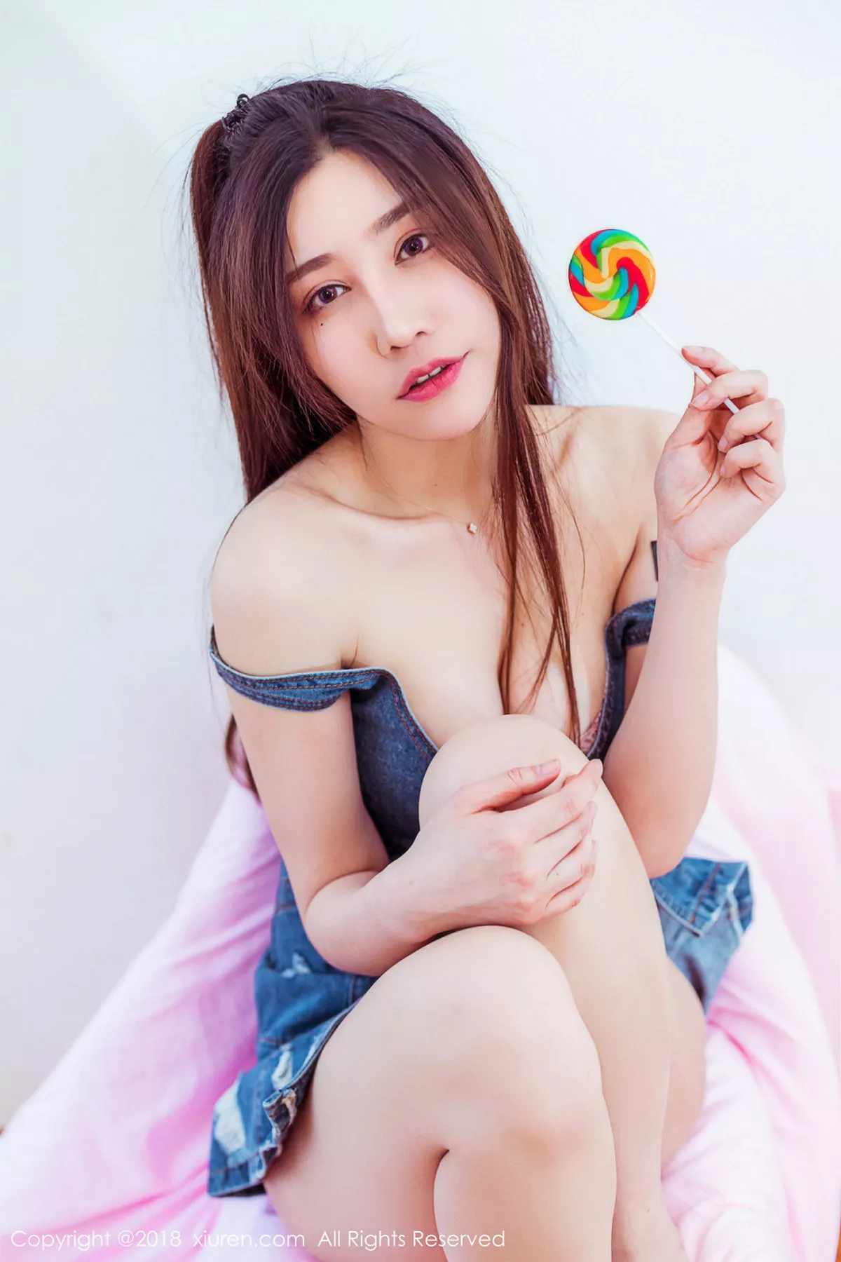 秀人集.com_[XiuRen秀人网]No.959_嫩模美昕Yumi吊带牛仔连身裙秀滑嫩肌肤完美身材性感写真83P