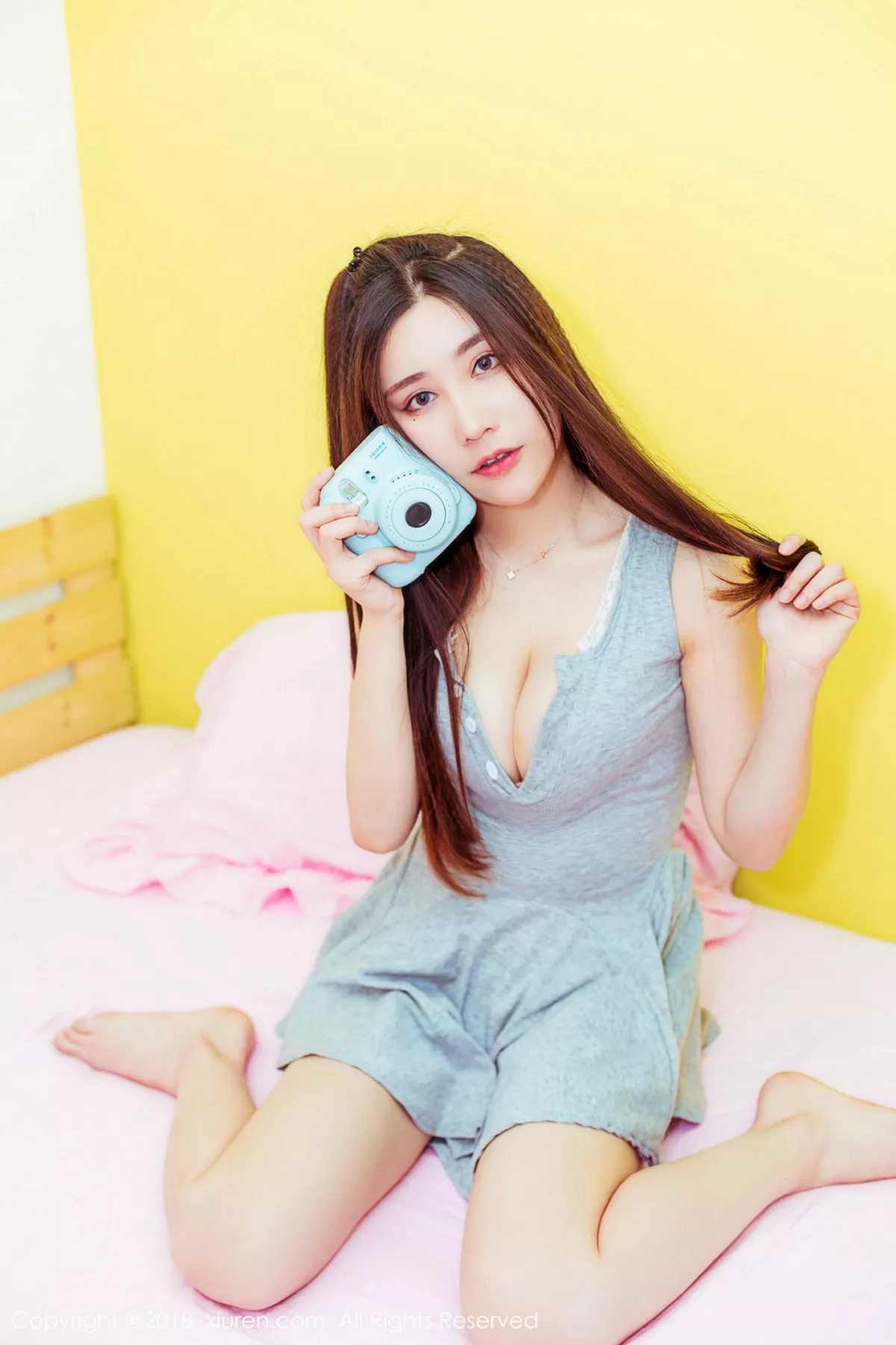 秀人集.com_[XiuRen秀人网]No.959_嫩模美昕Yumi吊带牛仔连身裙秀滑嫩肌肤完美身材性感写真83P
