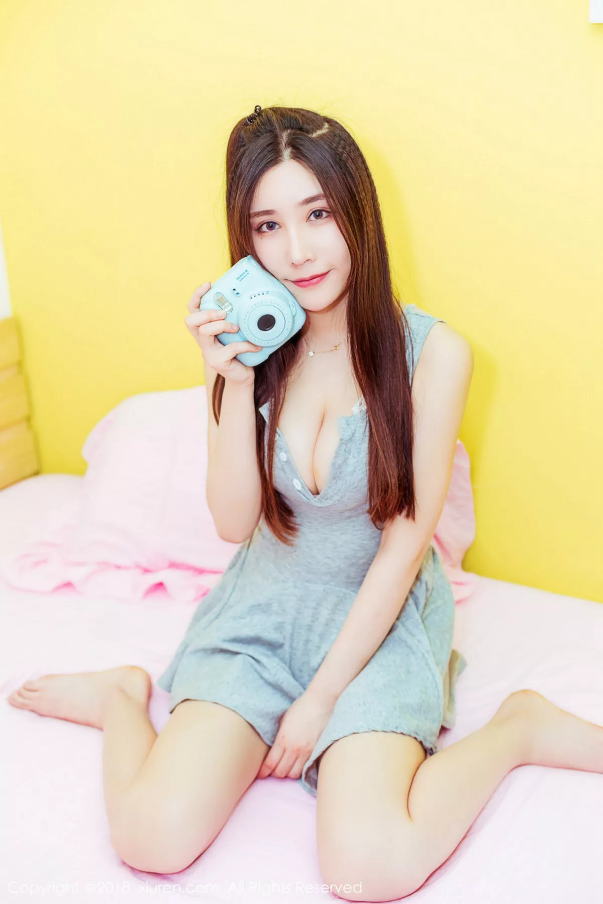 秀人集.com_[XiuRen秀人网]No.959_嫩模美昕Yumi吊带牛仔连身裙秀滑嫩肌肤完美身材性感写真83P