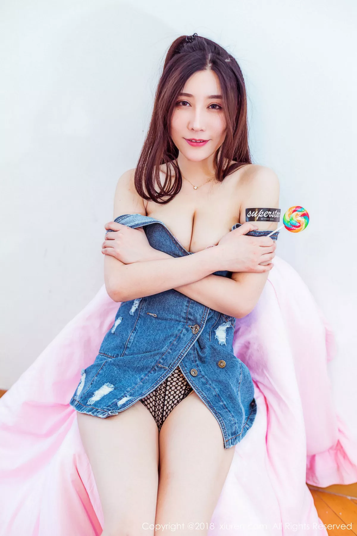 秀人集.com_[XiuRen秀人网]No.959_嫩模美昕Yumi吊带牛仔连身裙秀滑嫩肌肤完美身材性感写真83P