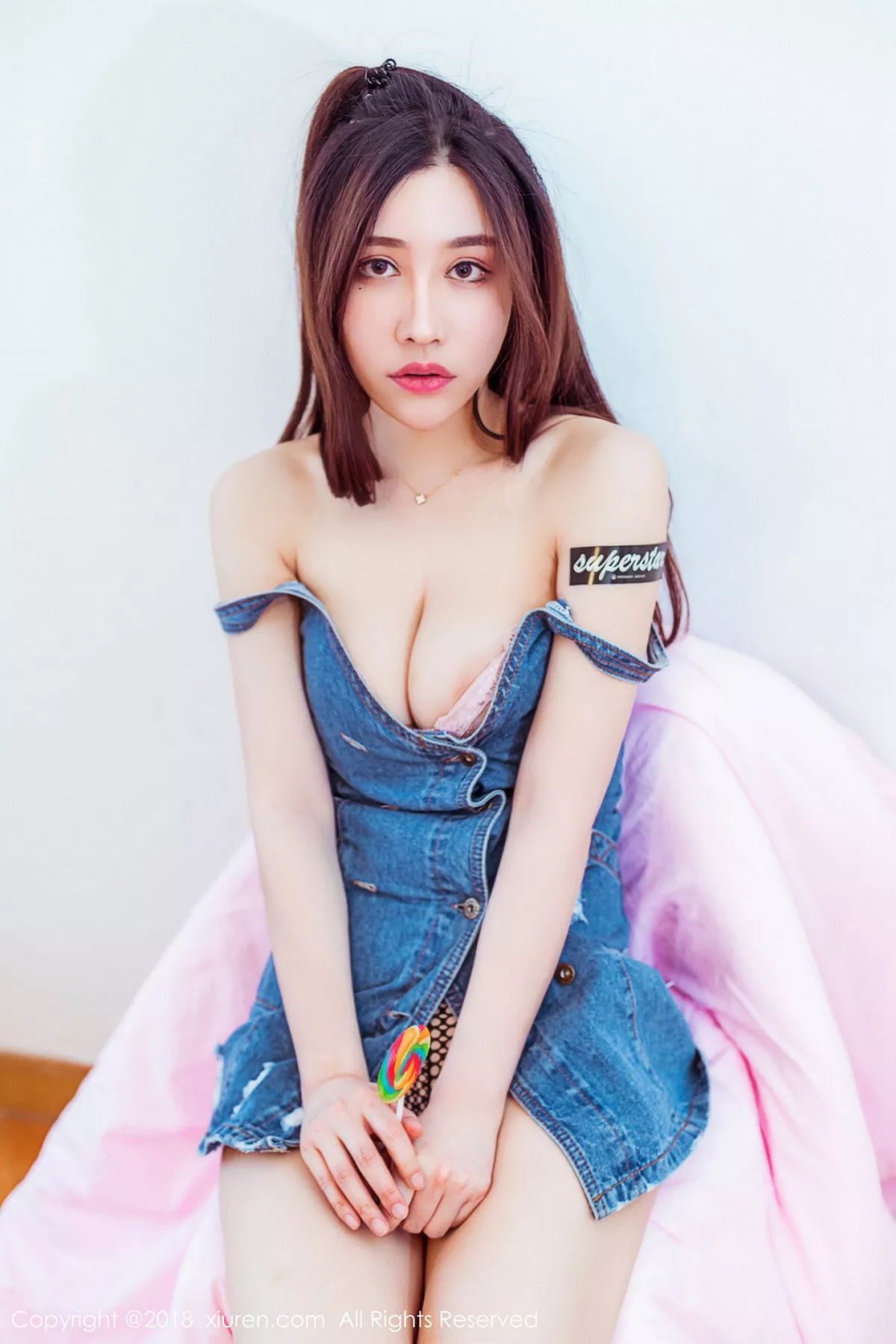秀人集.com_[XiuRen秀人网]No.959_嫩模美昕Yumi吊带牛仔连身裙秀滑嫩肌肤完美身材性感写真83P
