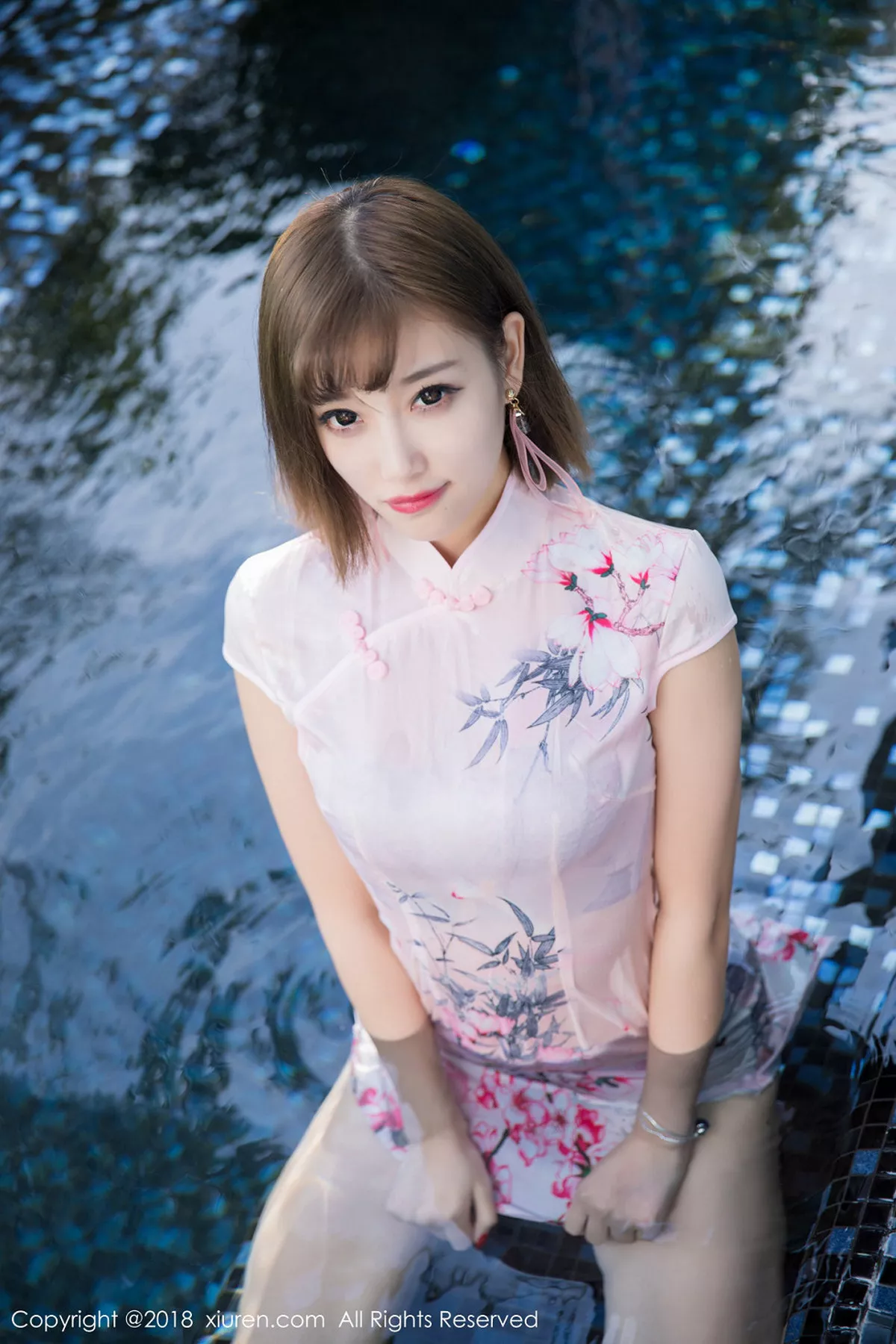秀人集.com_[XiuRen秀人网]No.993_甜美女神杨晨晨sugar甲米旅拍粉色旗袍泳池里湿身诱惑写真50P