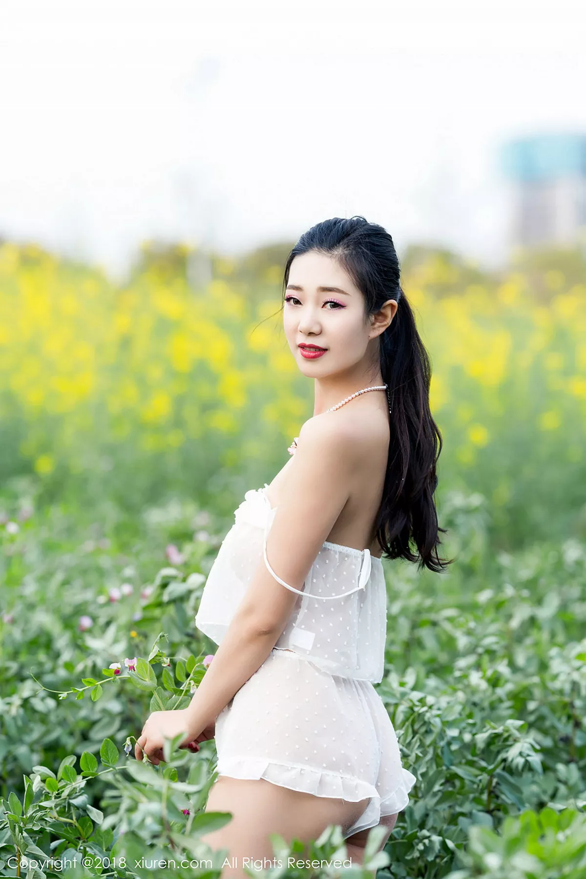 秀人集.com_[XiuRen秀人网]No.1058_女神宋KiKi户外蕾丝情趣内衣+白色蕾丝装大胆露出诱惑写真35P