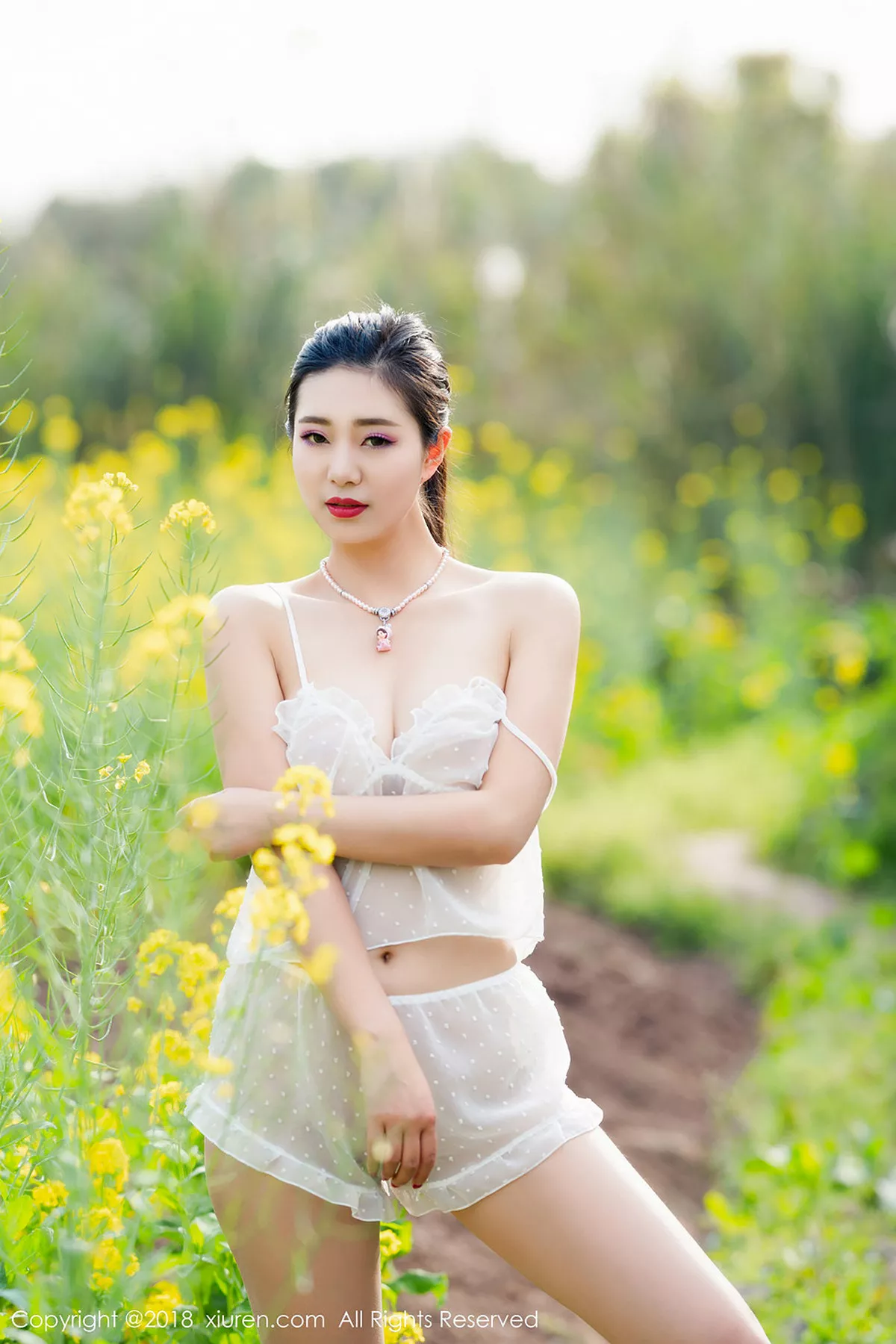 秀人集.com_[XiuRen秀人网]No.1058_女神宋KiKi户外蕾丝情趣内衣+白色蕾丝装大胆露出诱惑写真35P