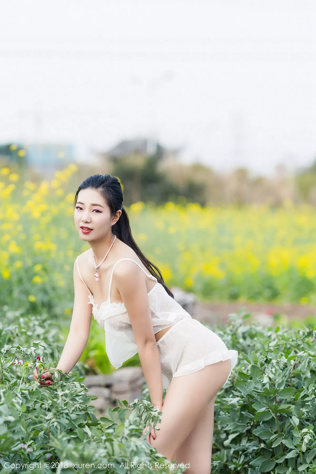 秀人集.com_[XiuRen秀人网]No.1058_女神宋KiKi户外蕾丝情趣内衣+白色蕾丝装大胆露出诱惑写真35P