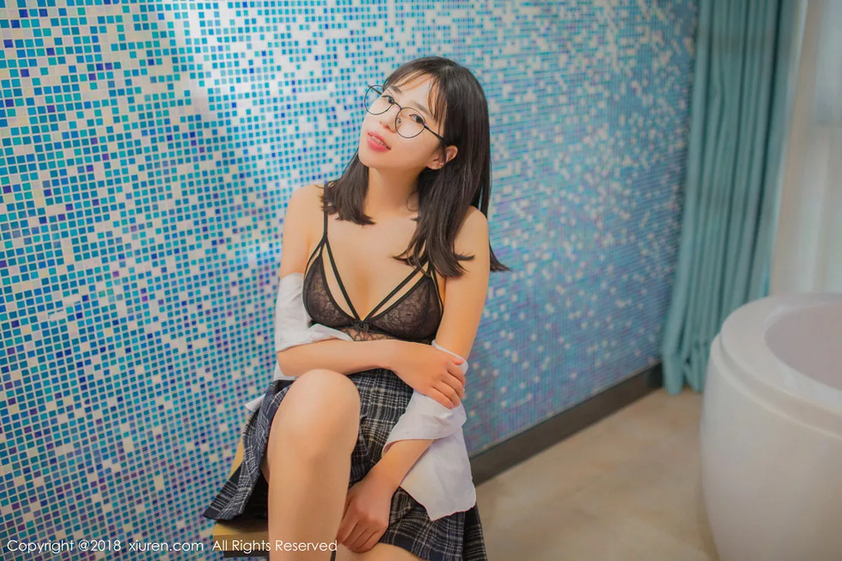 秀人集.com_[XiuRen秀人网]No.1094_嫩模艾栗栗性感学生制服半脱黑色蕾丝内衣秀美胸迷人写真50P