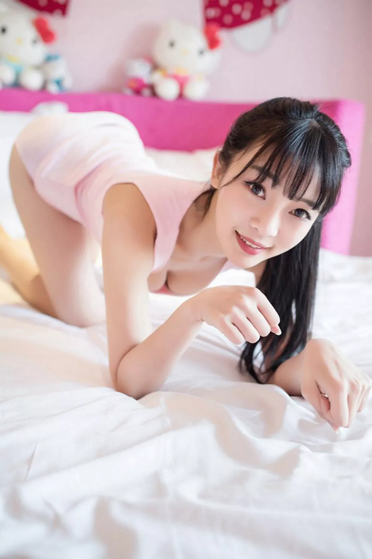 秀人集.com_[XiuRen秀人网]No.593_性感小萝莉Mio莉莉丝粉红吊带背心秀美胸迷人写真52P