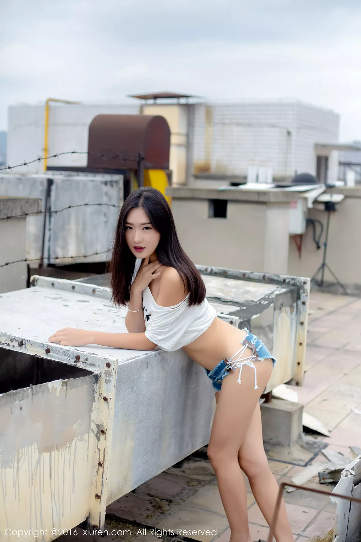 秀人集.com_[XiuRen秀人网]No.624_嫩模周琰琳LIN室外露天天台性感内衣黑色蕾丝袜迷人美腿写真49P