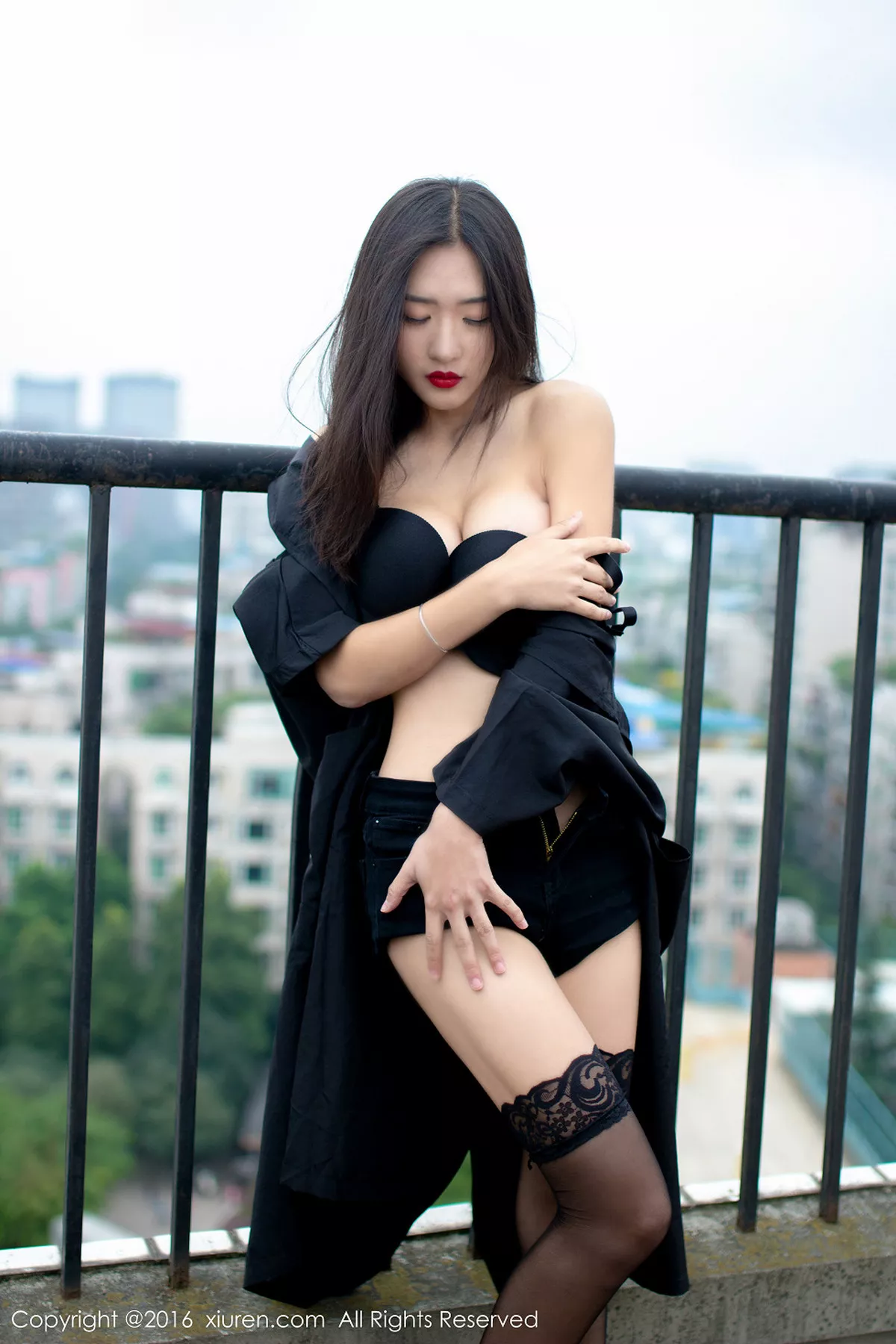 秀人集.com_[XiuRen秀人网]No.624_嫩模周琰琳LIN室外露天天台性感内衣黑色蕾丝袜迷人美腿写真49P