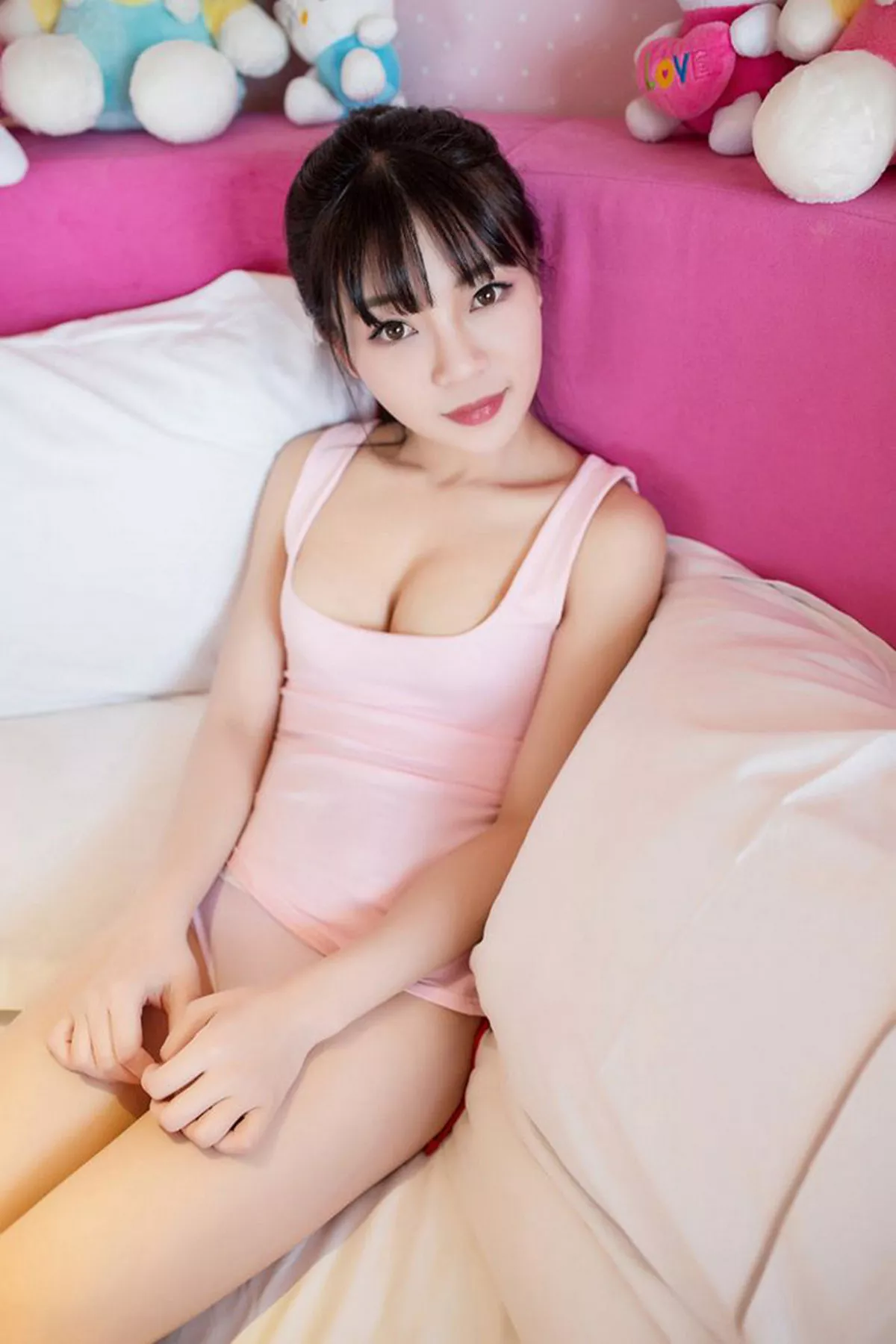 秀人集.com_[XiuRen秀人网]No.593_性感小萝莉Mio莉莉丝粉红吊带背心秀美胸迷人写真52P