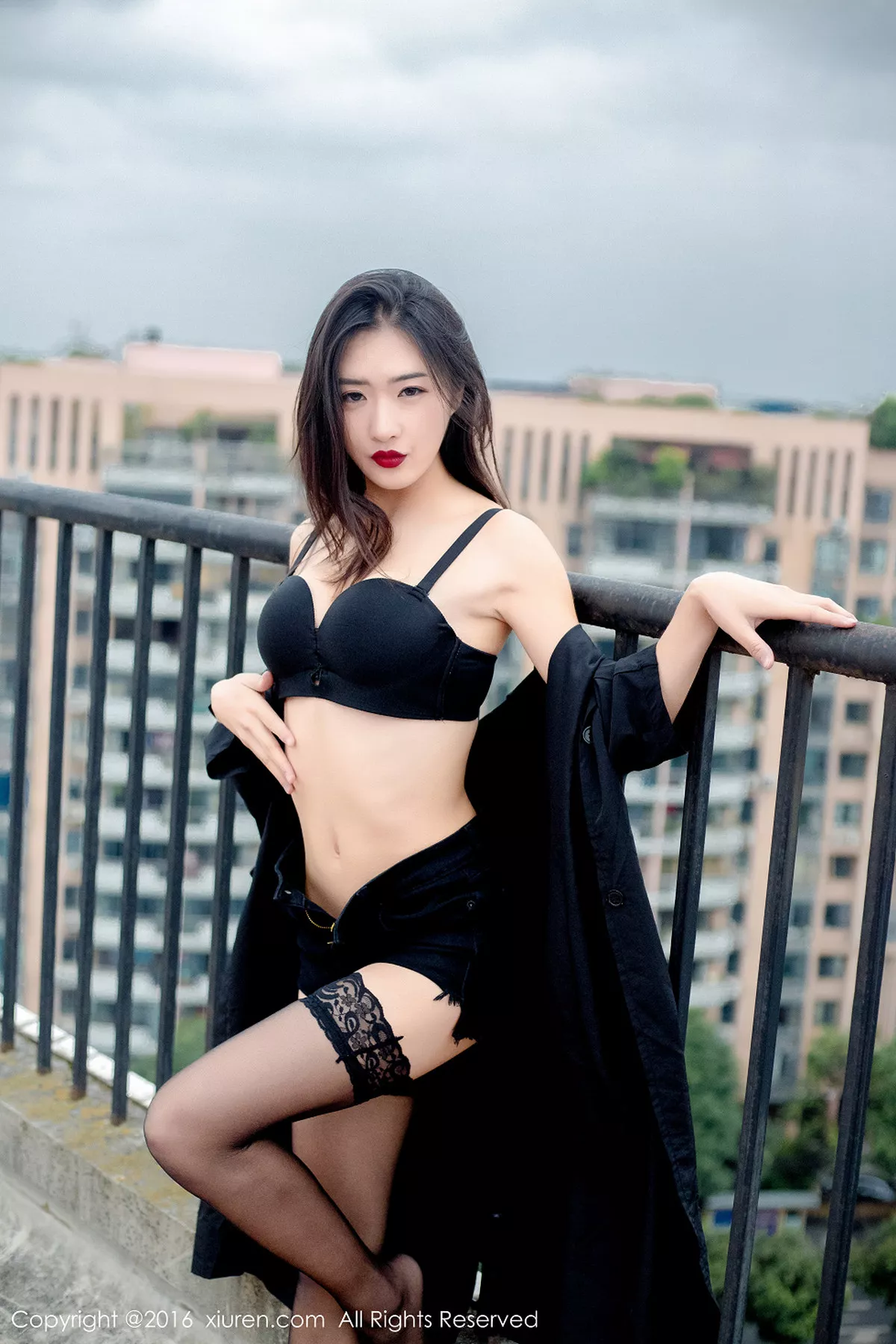 秀人集.com_[XiuRen秀人网]No.624_嫩模周琰琳LIN室外露天天台性感内衣黑色蕾丝袜迷人美腿写真49P