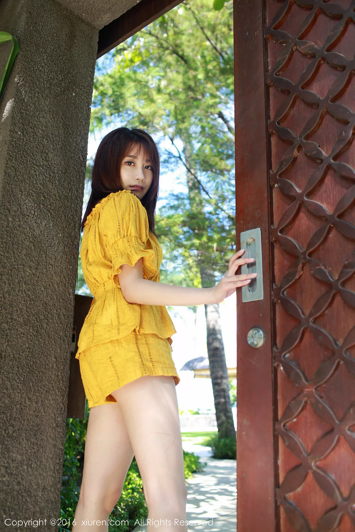 秀人集.com_[XiuRen秀人网]No.542_嫩模许诺Sabrina巴厘岛旅拍黄色短裤秀白嫩美腿性感写真47P