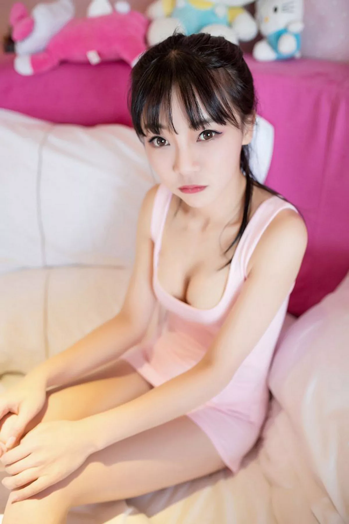 秀人集.com_[XiuRen秀人网]No.593_性感小萝莉Mio莉莉丝粉红吊带背心秀美胸迷人写真52P
