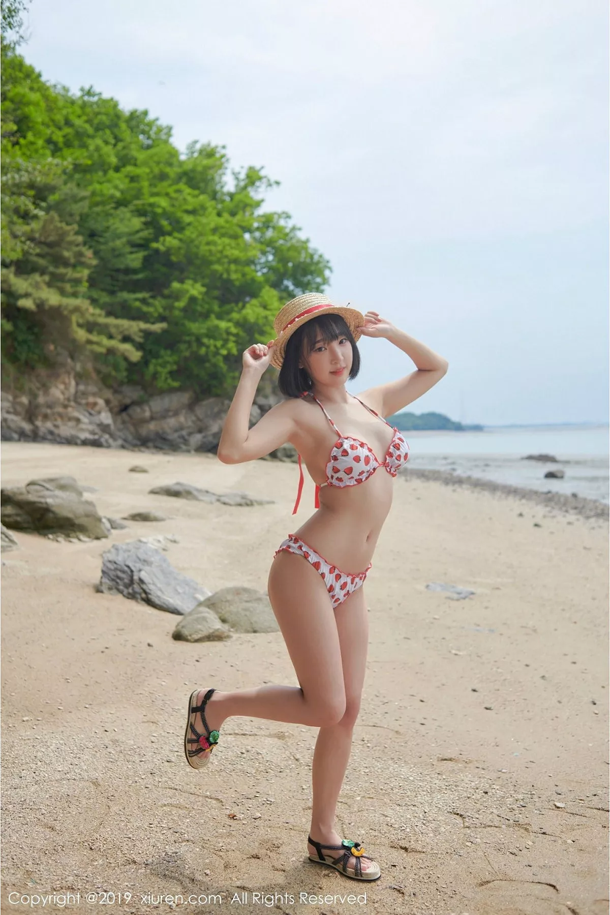 秀人集.com_[XiuRen秀人网]No.1611_美女模特_卿卿韩国旅拍海边沙滩性感比基尼秀完美身材写真53P