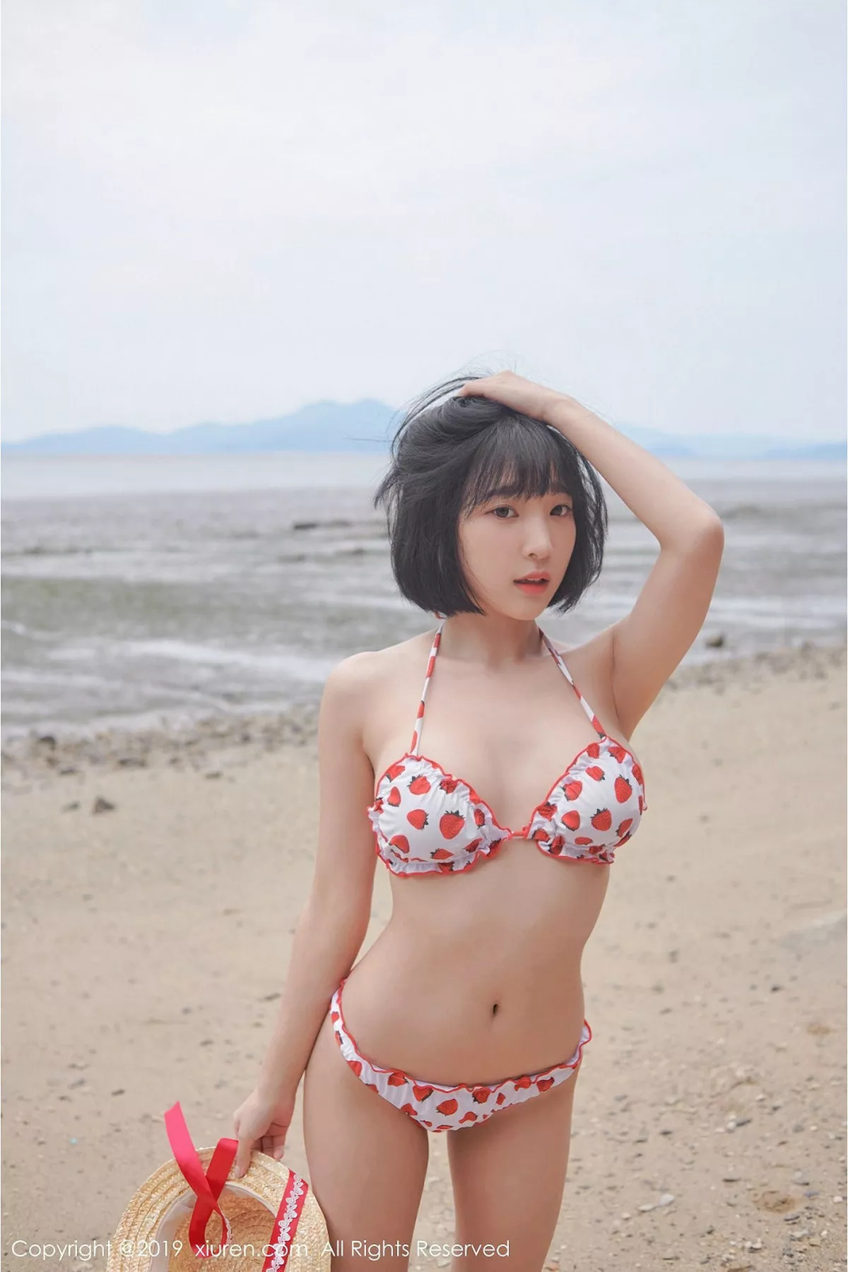 秀人集.com_[XiuRen秀人网]No.1611_美女模特_卿卿韩国旅拍海边沙滩性感比基尼秀完美身材写真53P