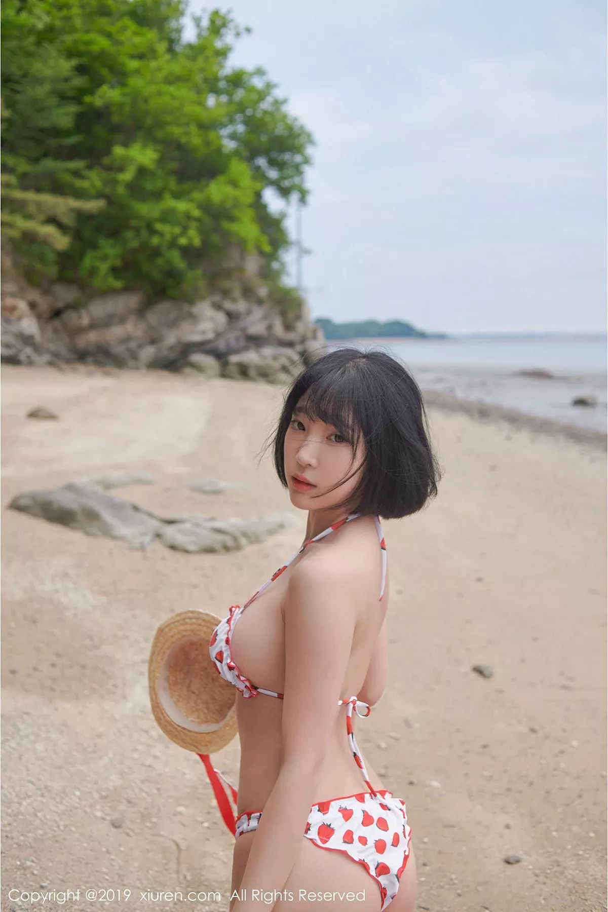 秀人集.com_[XiuRen秀人网]No.1611_美女模特_卿卿韩国旅拍海边沙滩性感比基尼秀完美身材写真53P