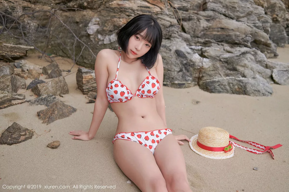 秀人集.com_[XiuRen秀人网]No.1611_美女模特_卿卿韩国旅拍海边沙滩性感比基尼秀完美身材写真53P