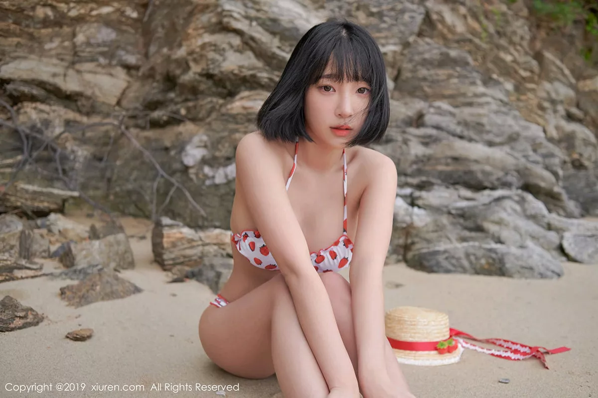 秀人集.com_[XiuRen秀人网]No.1611_美女模特_卿卿韩国旅拍海边沙滩性感比基尼秀完美身材写真53P