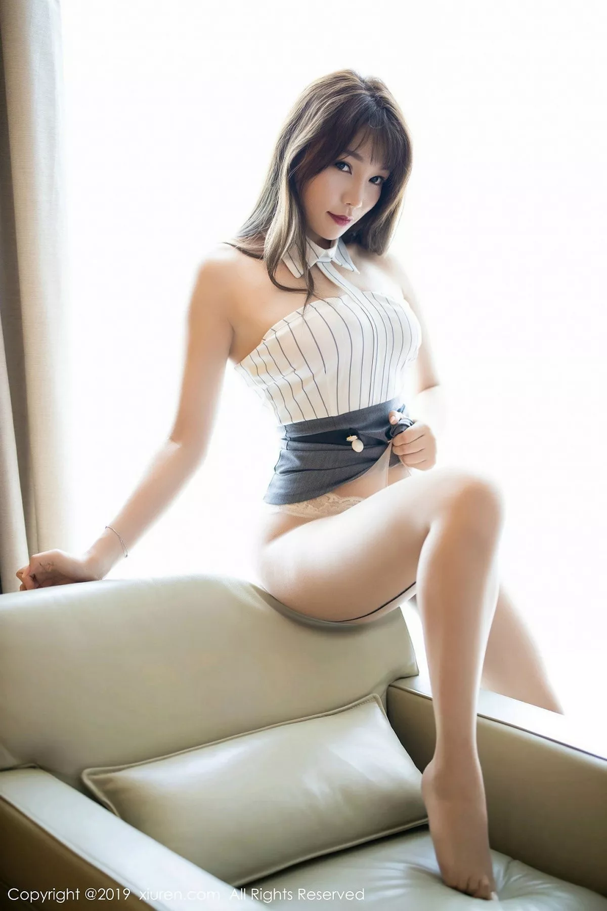 秀人集.com_[XiuRen秀人网]No.1637_女神芝芝Booty私房职业装撩裙露开档肉丝裤袜惹火诱惑写真100P