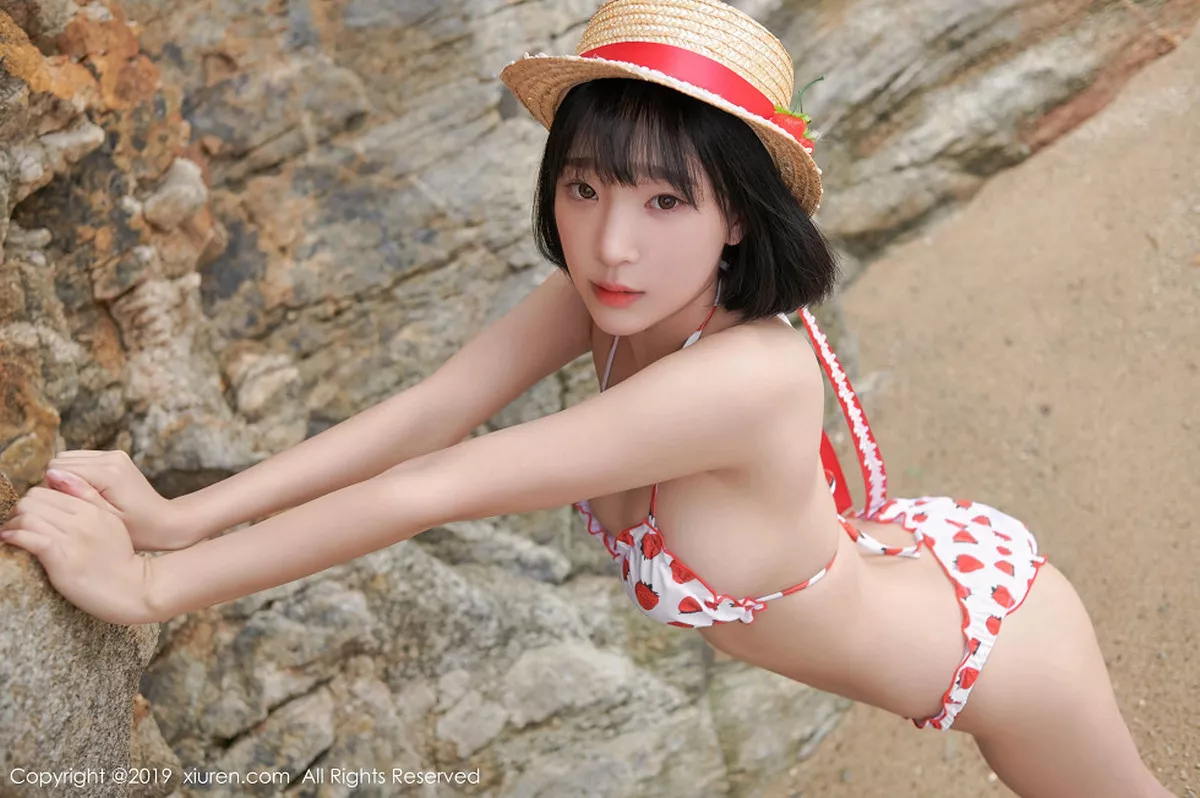 秀人集.com_[XiuRen秀人网]No.1611_美女模特_卿卿韩国旅拍海边沙滩性感比基尼秀完美身材写真53P