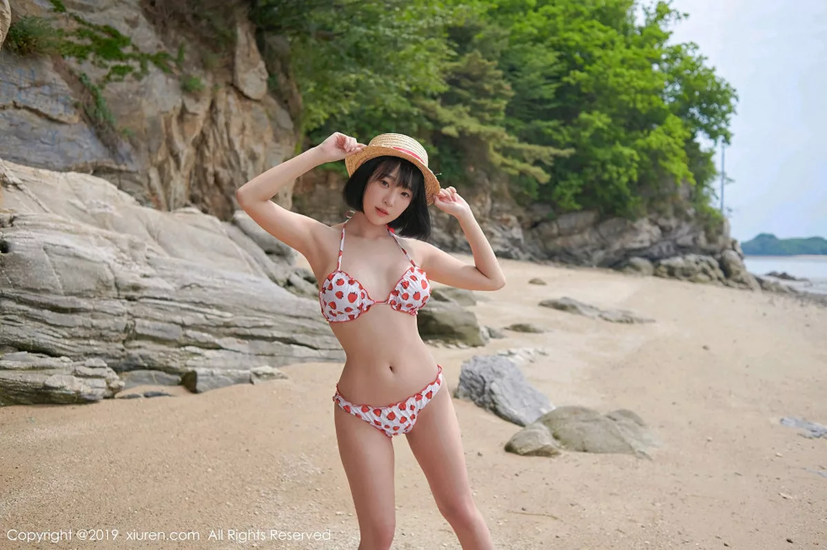 秀人集.com_[XiuRen秀人网]No.1611_美女模特_卿卿韩国旅拍海边沙滩性感比基尼秀完美身材写真53P