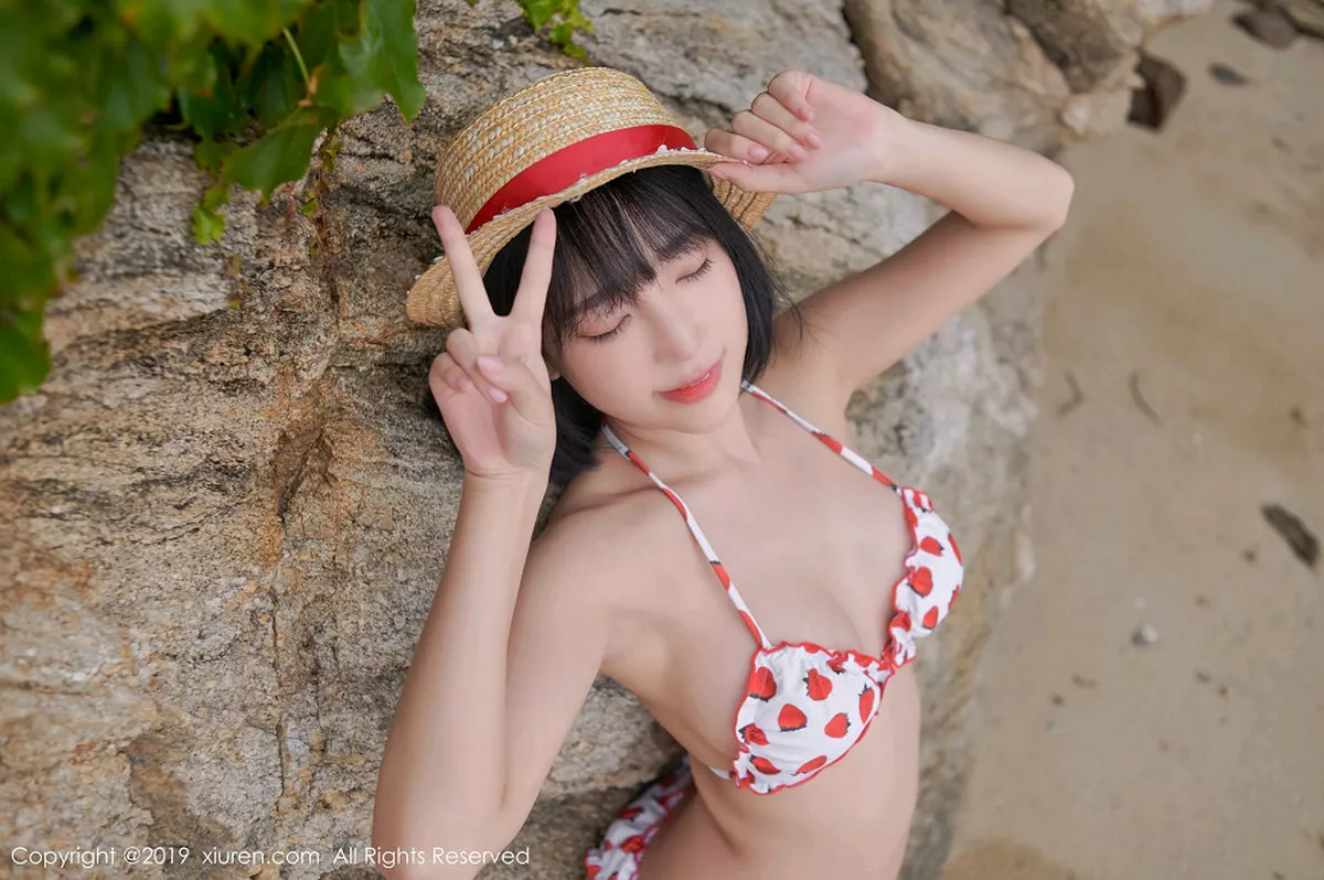 秀人集.com_[XiuRen秀人网]No.1611_美女模特_卿卿韩国旅拍海边沙滩性感比基尼秀完美身材写真53P
