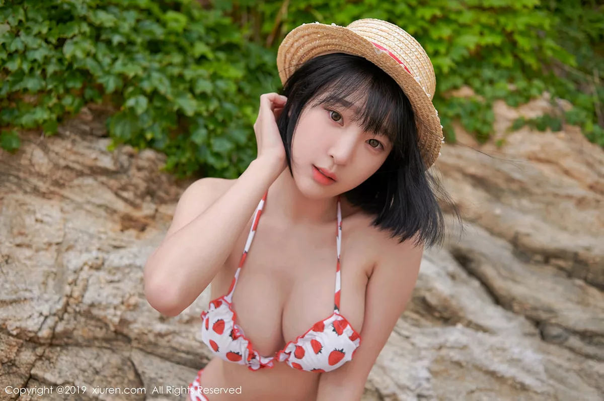 秀人集.com_[XiuRen秀人网]No.1611_美女模特_卿卿韩国旅拍海边沙滩性感比基尼秀完美身材写真53P