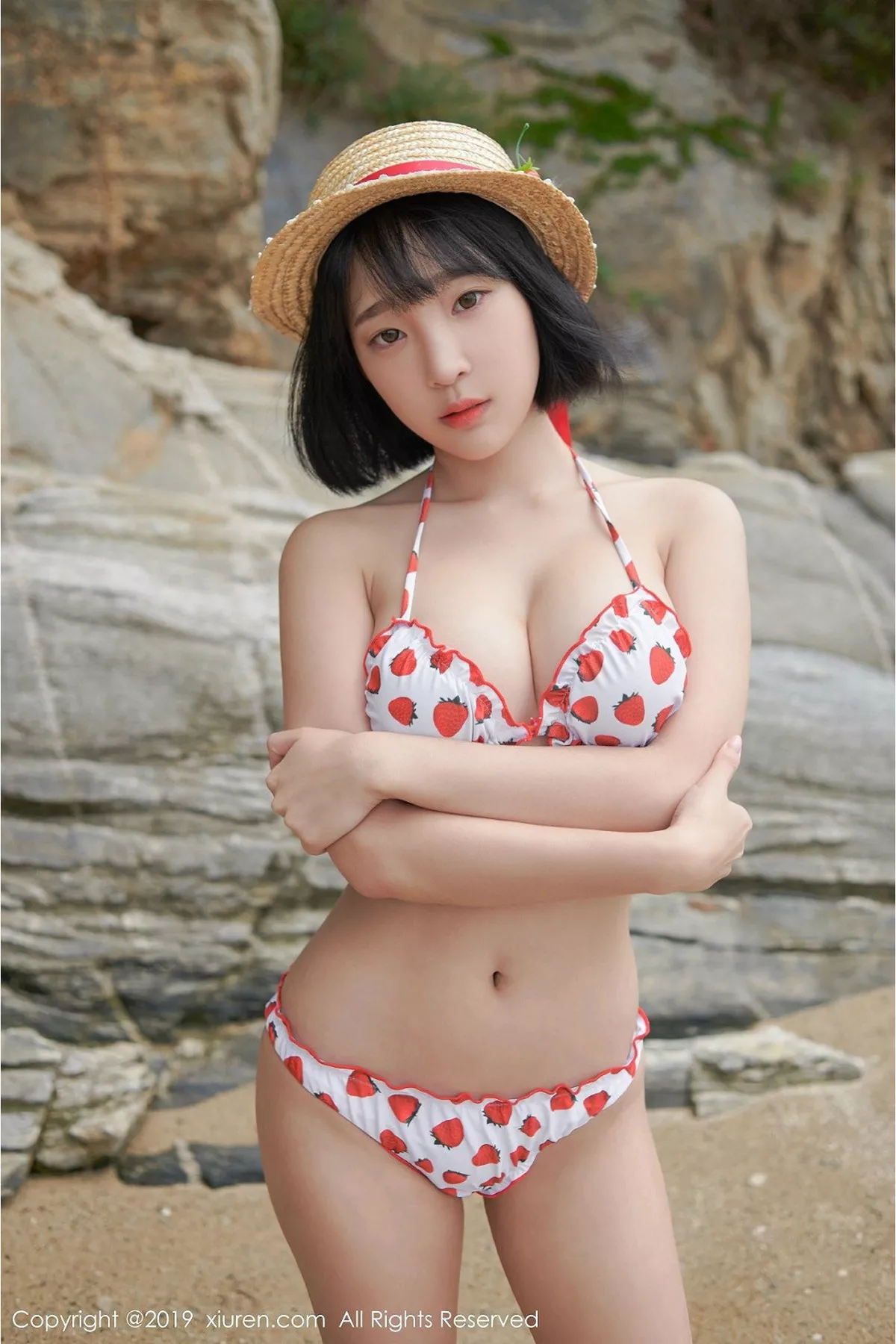 秀人集.com_[XiuRen秀人网]No.1611_美女模特_卿卿韩国旅拍海边沙滩性感比基尼秀完美身材写真53P